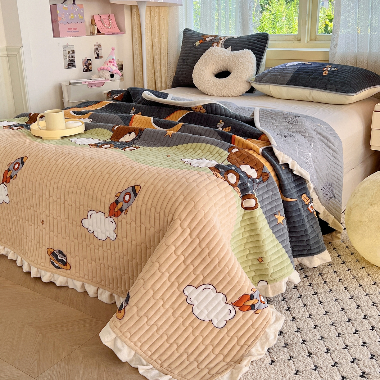 91家纺网 家纺一手货源 找家纺 默忆 2025新款牛奶绒夹棉花边韩版印花床盖三件套加厚保暖多功能单床盖 月亮宝贝