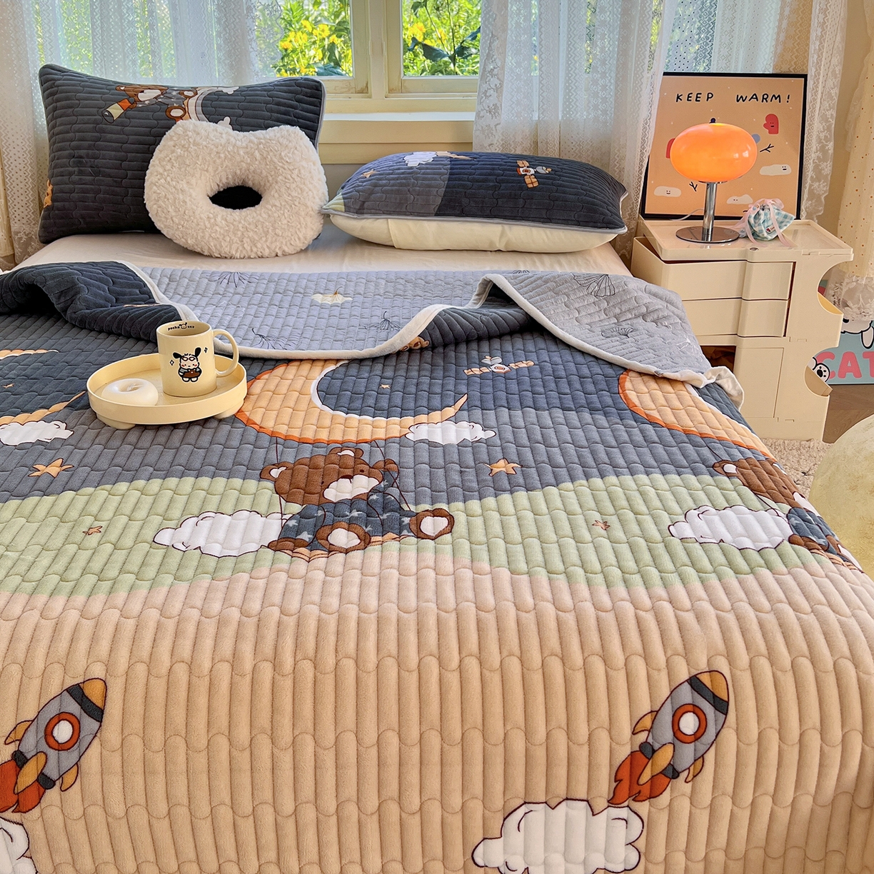 91家纺网 家纺一手货源 找家纺 默忆 2025新款牛奶绒夹棉花边韩版印花床盖三件套加厚保暖多功能单床盖 月亮宝贝