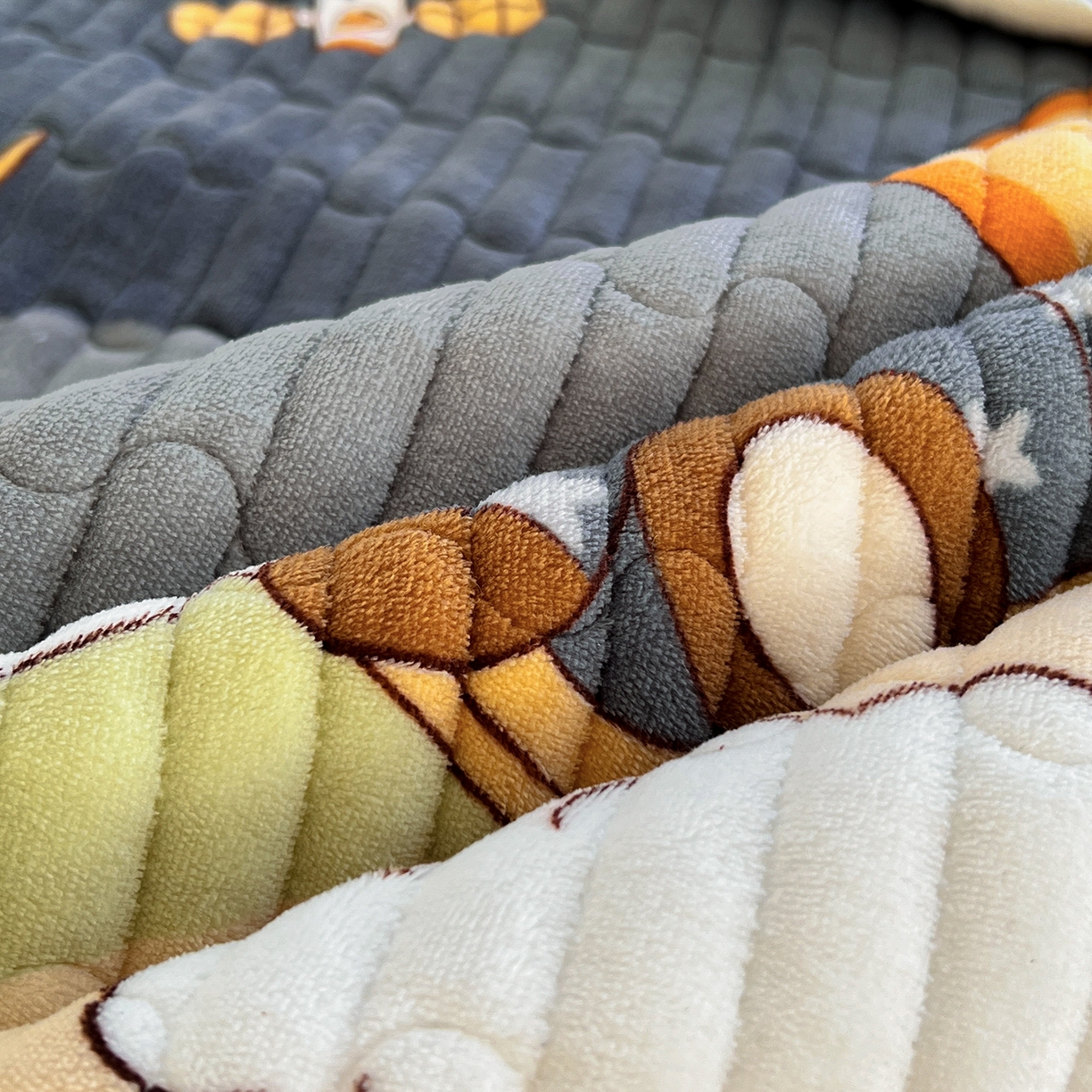 91家纺网 家纺一手货源 找家纺 默忆 2025新款牛奶绒夹棉花边韩版印花床盖三件套加厚保暖多功能单床盖 月亮宝贝