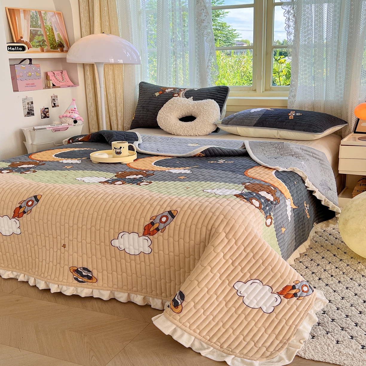 91家纺网 家纺一手货源 找家纺 默忆 2025新款牛奶绒夹棉花边韩版印花床盖三件套加厚保暖多功能单床盖 月亮宝贝