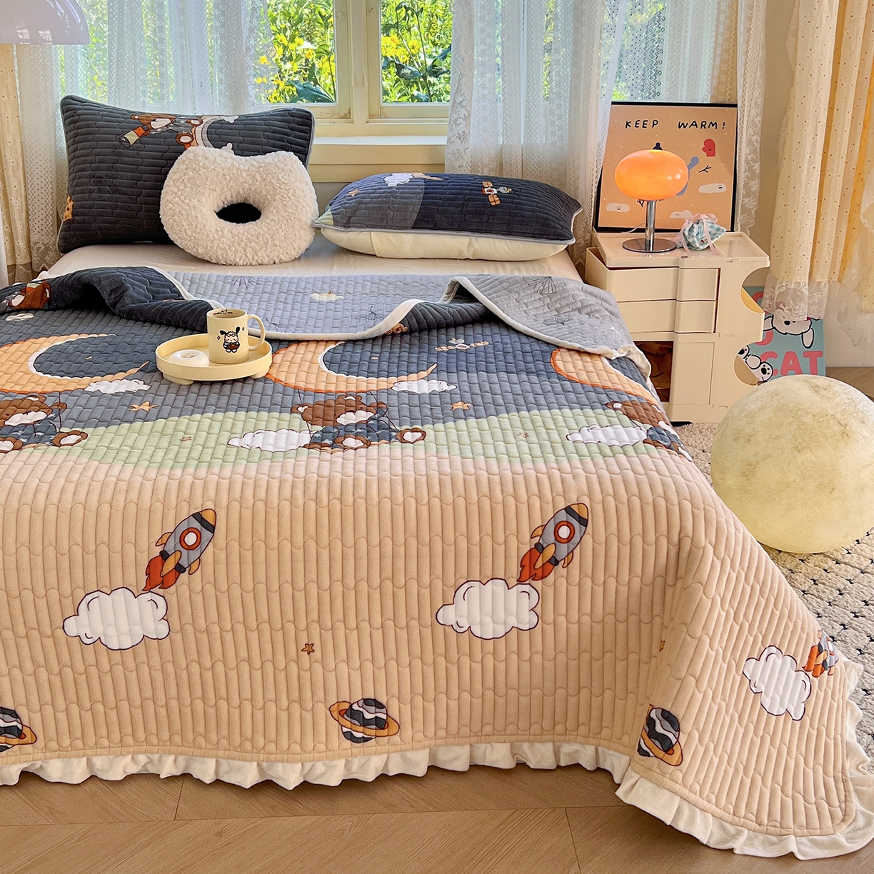 91家纺网 家纺一手货源 找家纺 默忆 2025新款牛奶绒夹棉花边韩版印花床盖三件套加厚保暖多功能单床盖 月亮宝贝