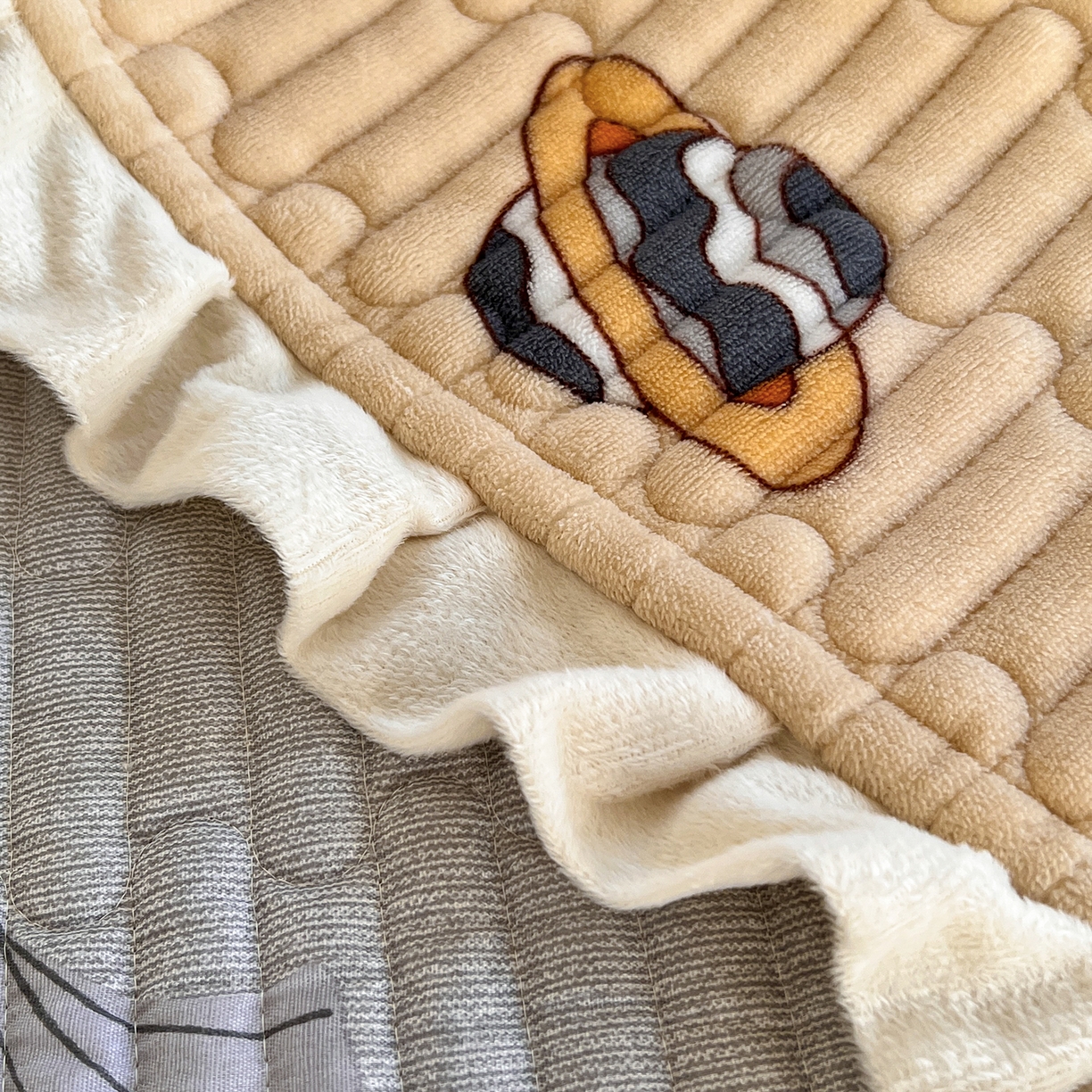 91家纺网 家纺一手货源 找家纺 默忆 2025新款牛奶绒夹棉花边韩版印花床盖三件套加厚保暖多功能单床盖 月亮宝贝