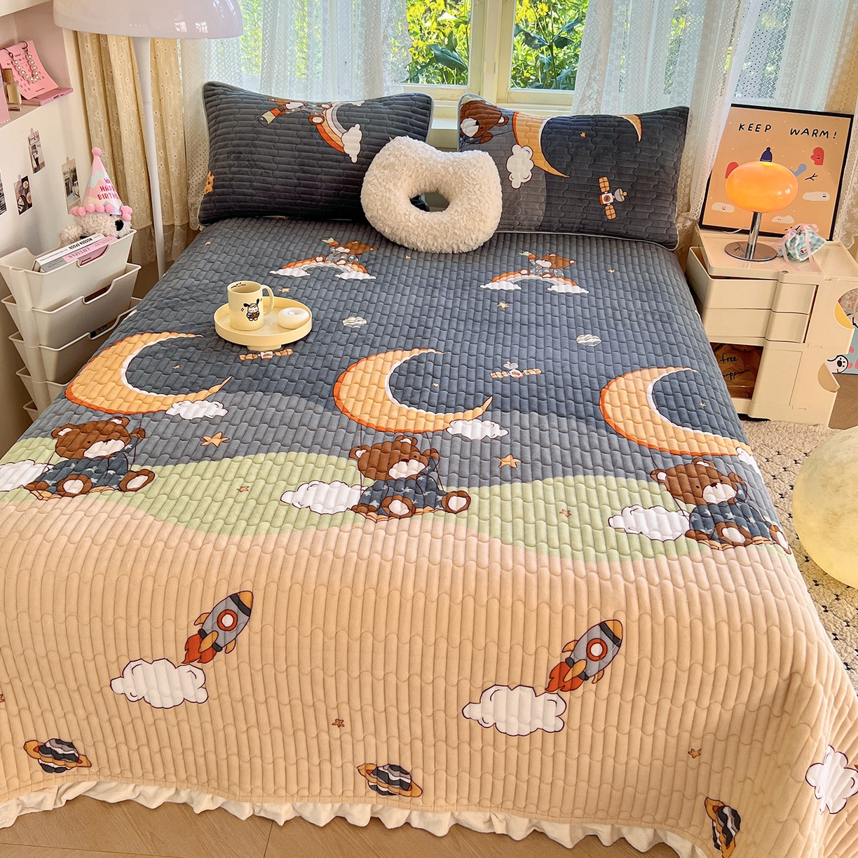 91家纺网 家纺一手货源 找家纺 默忆 2025新款牛奶绒夹棉花边韩版印花床盖三件套加厚保暖多功能单床盖 月亮宝贝