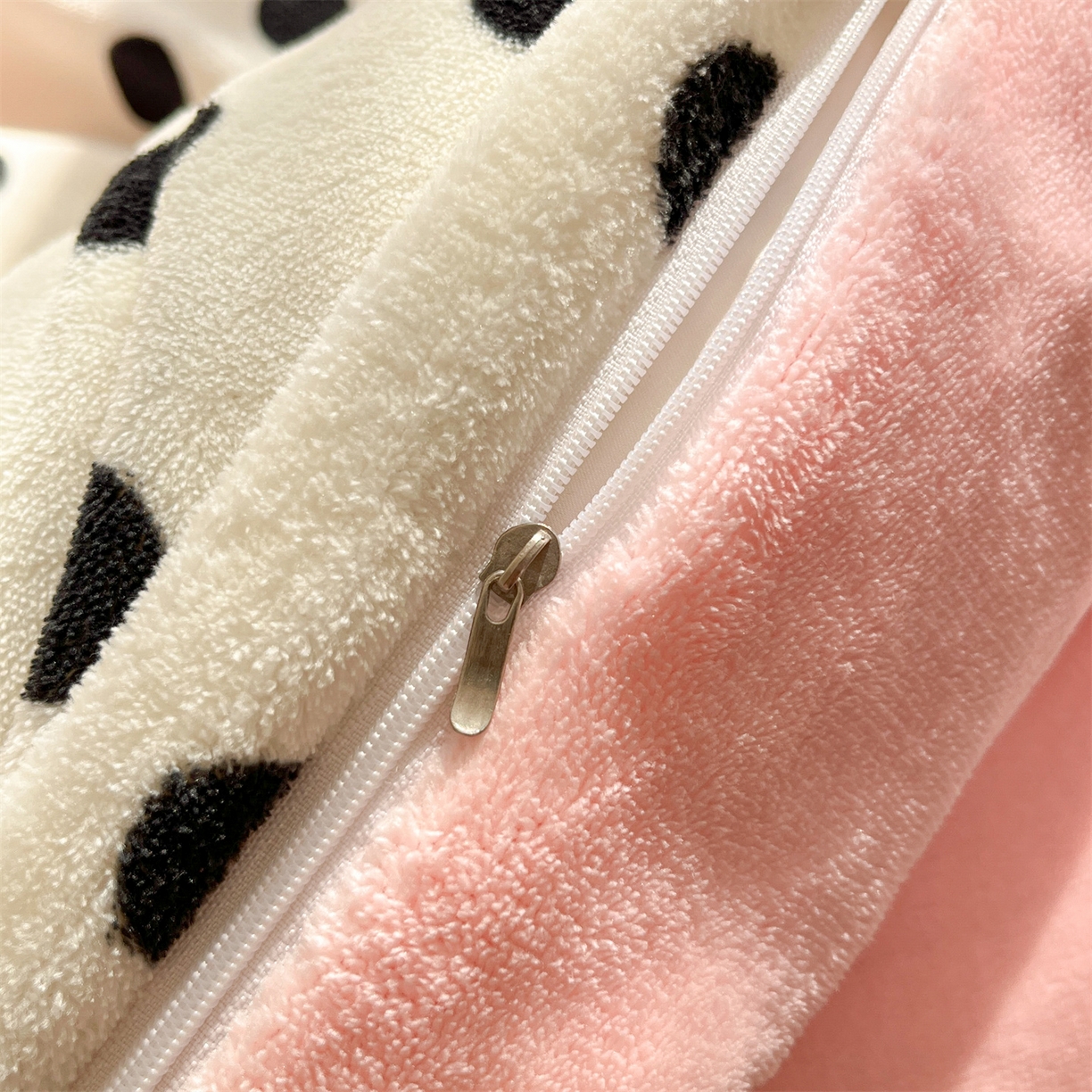 91家纺网 家纺一手货源 找家纺 欧尚家纺 2025新款跑量牛奶绒四件套 白波点