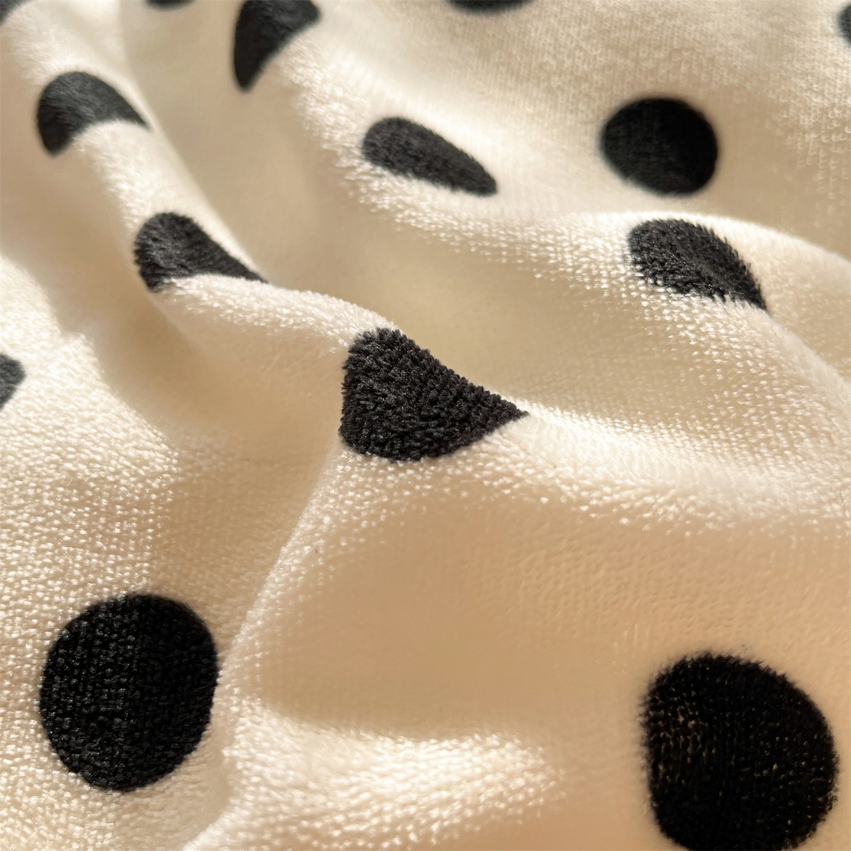 91家纺网 家纺一手货源 找家纺 欧尚家纺 2025新款跑量牛奶绒四件套 白波点