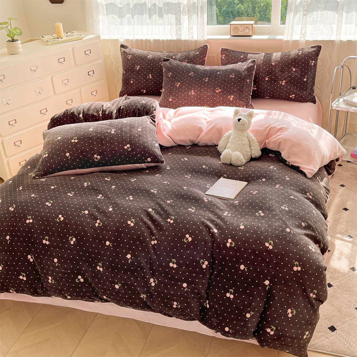 91家纺网 家纺一手货源 找家纺 欧尚家纺 2025新款跑量牛奶绒四件套 灰樱桃