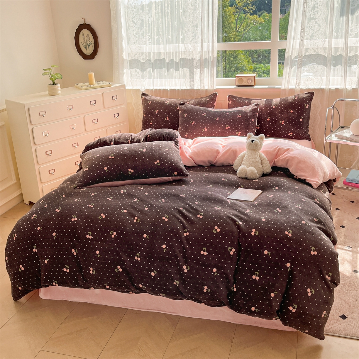 91家纺网 家纺一手货源 找家纺 欧尚家纺 2025新款跑量牛奶绒四件套 灰樱桃