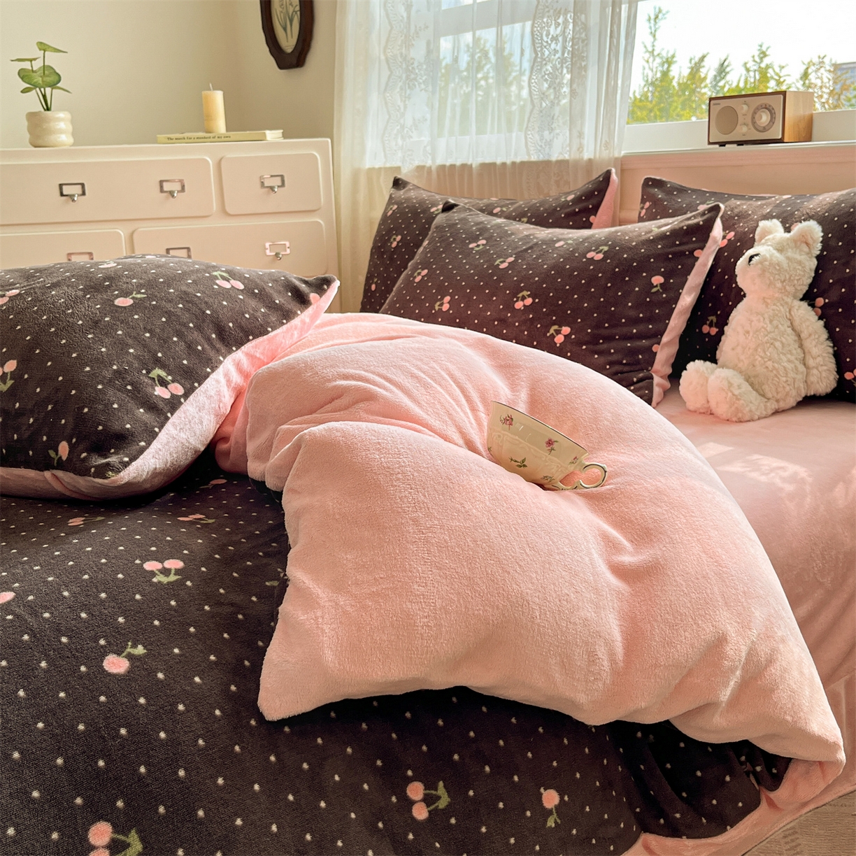 91家纺网 家纺一手货源 找家纺 欧尚家纺 2025新款跑量牛奶绒四件套 灰樱桃