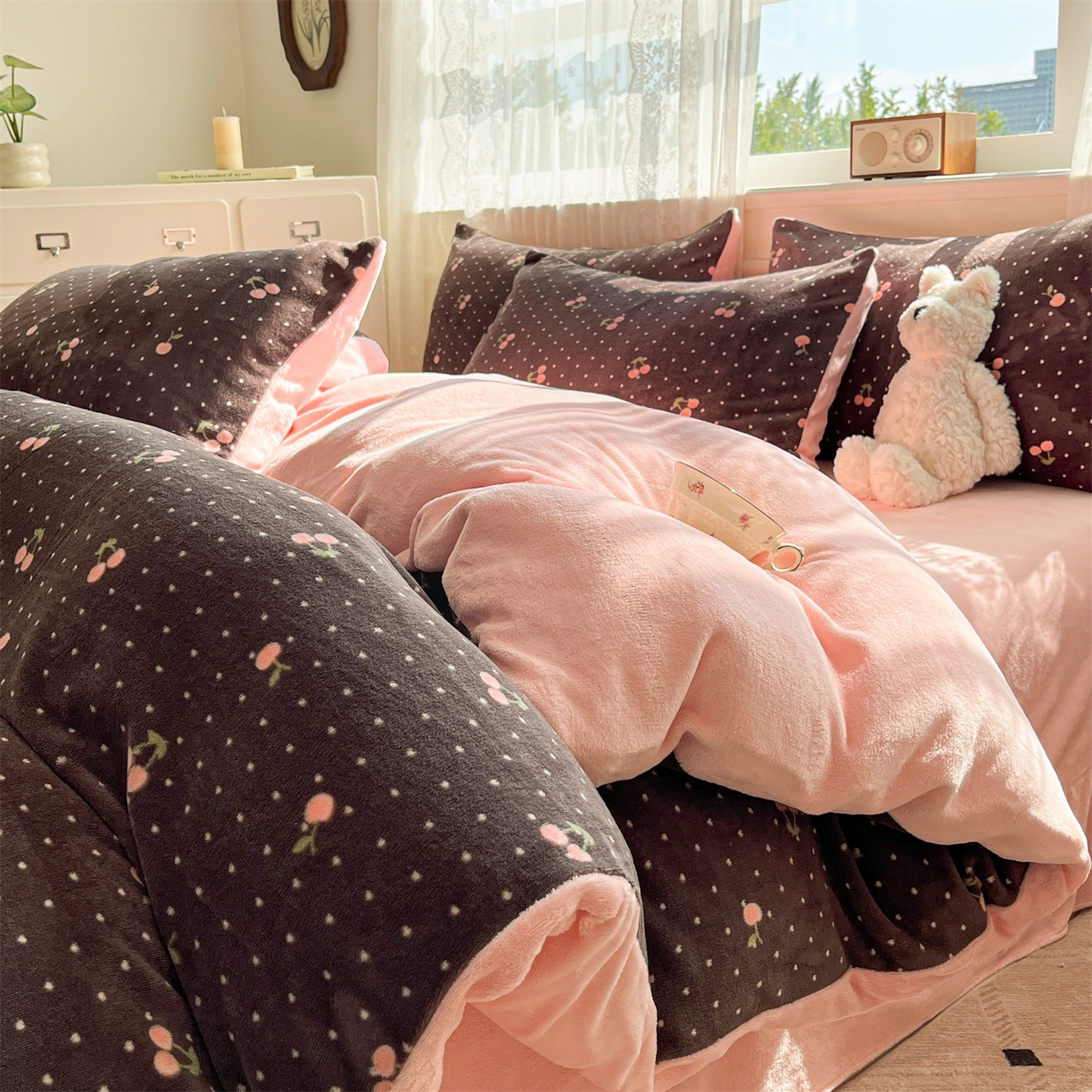 91家纺网 家纺一手货源 找家纺 欧尚家纺 2025新款跑量牛奶绒四件套 灰樱桃