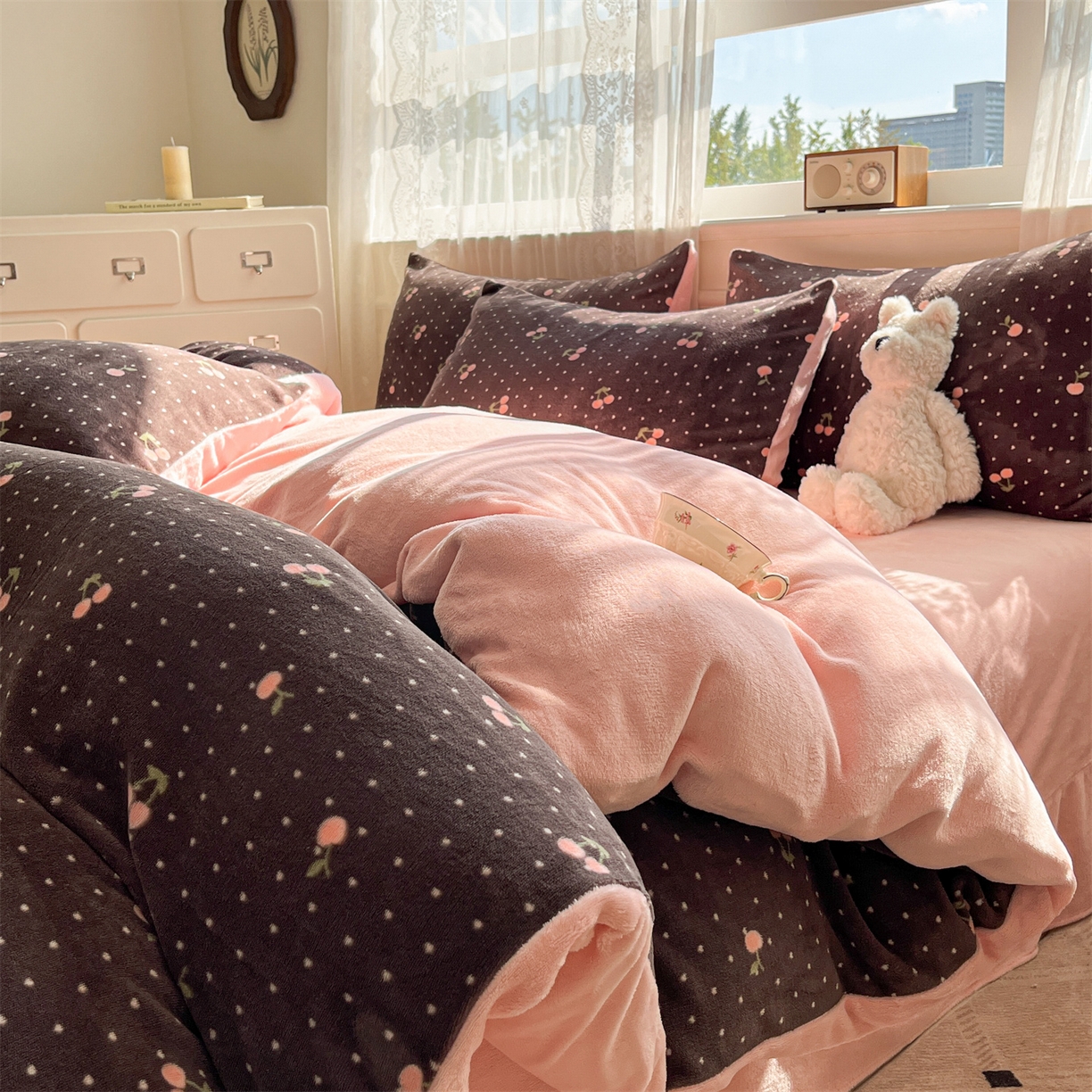 91家纺网 家纺一手货源 找家纺 欧尚家纺 2025新款跑量牛奶绒四件套 灰樱桃