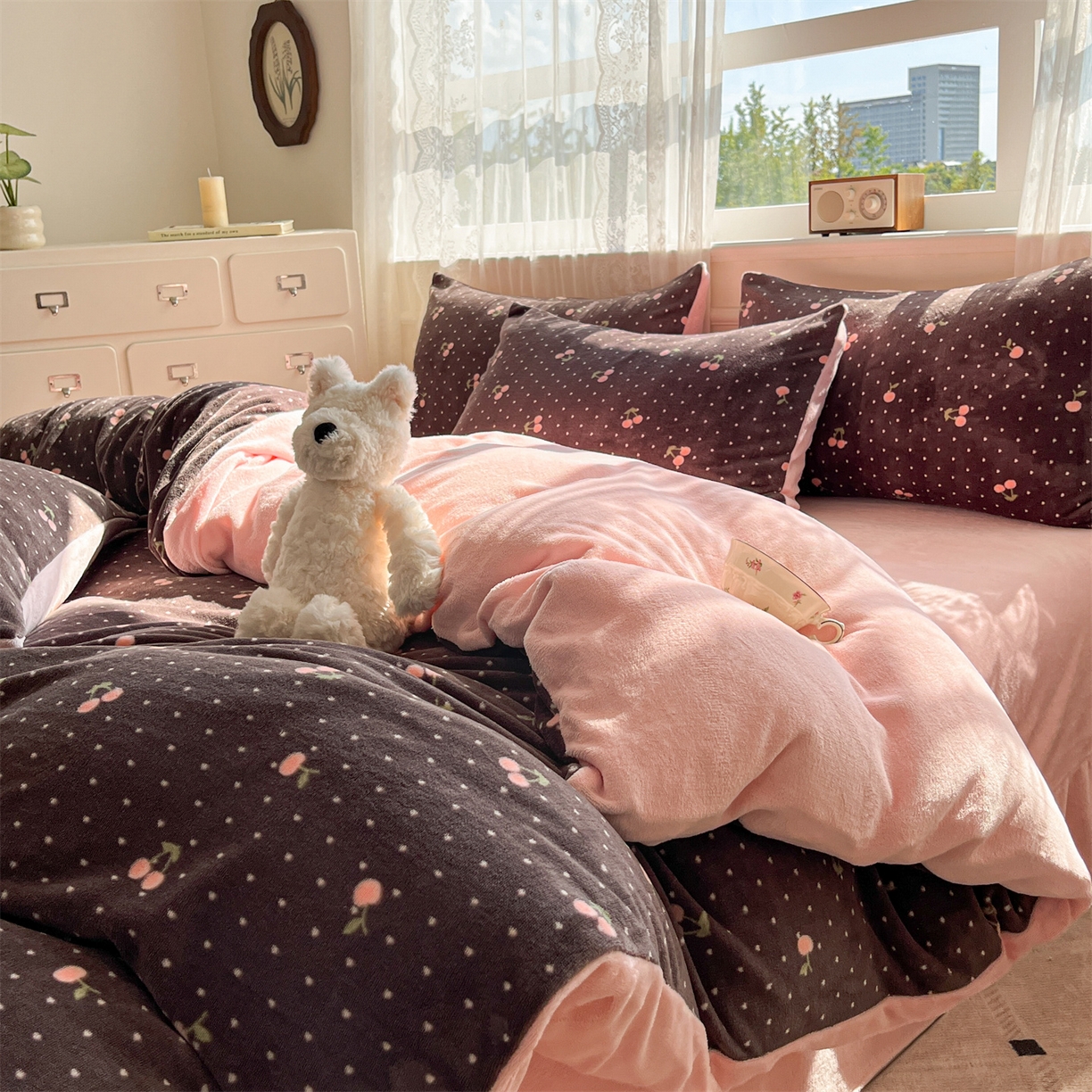 91家纺网 家纺一手货源 找家纺 欧尚家纺 2025新款跑量牛奶绒四件套 灰樱桃