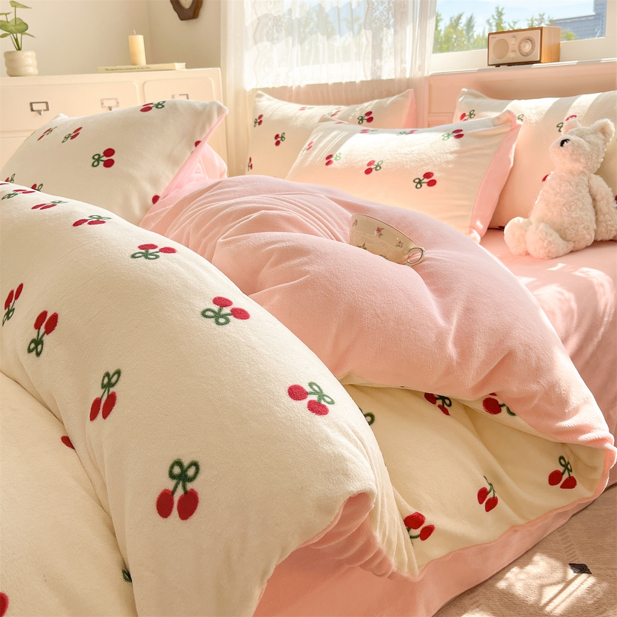 91家纺网 家纺一手货源 找家纺 欧尚家纺 2025新款跑量牛奶绒四件套 樱桃粉