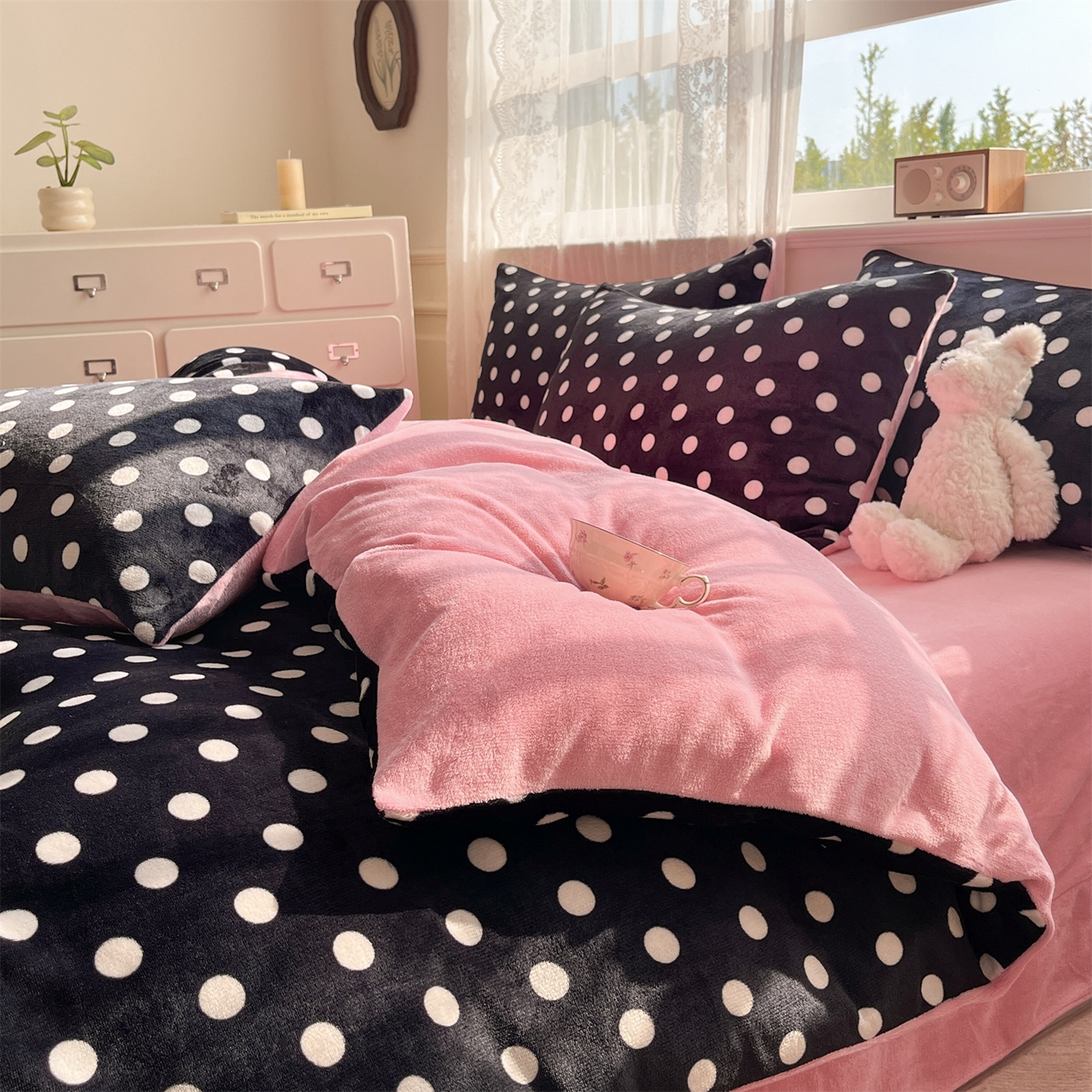 91家纺网 家纺一手货源 找家纺 欧尚家纺 2025新款跑量牛奶绒四件套 黑波点