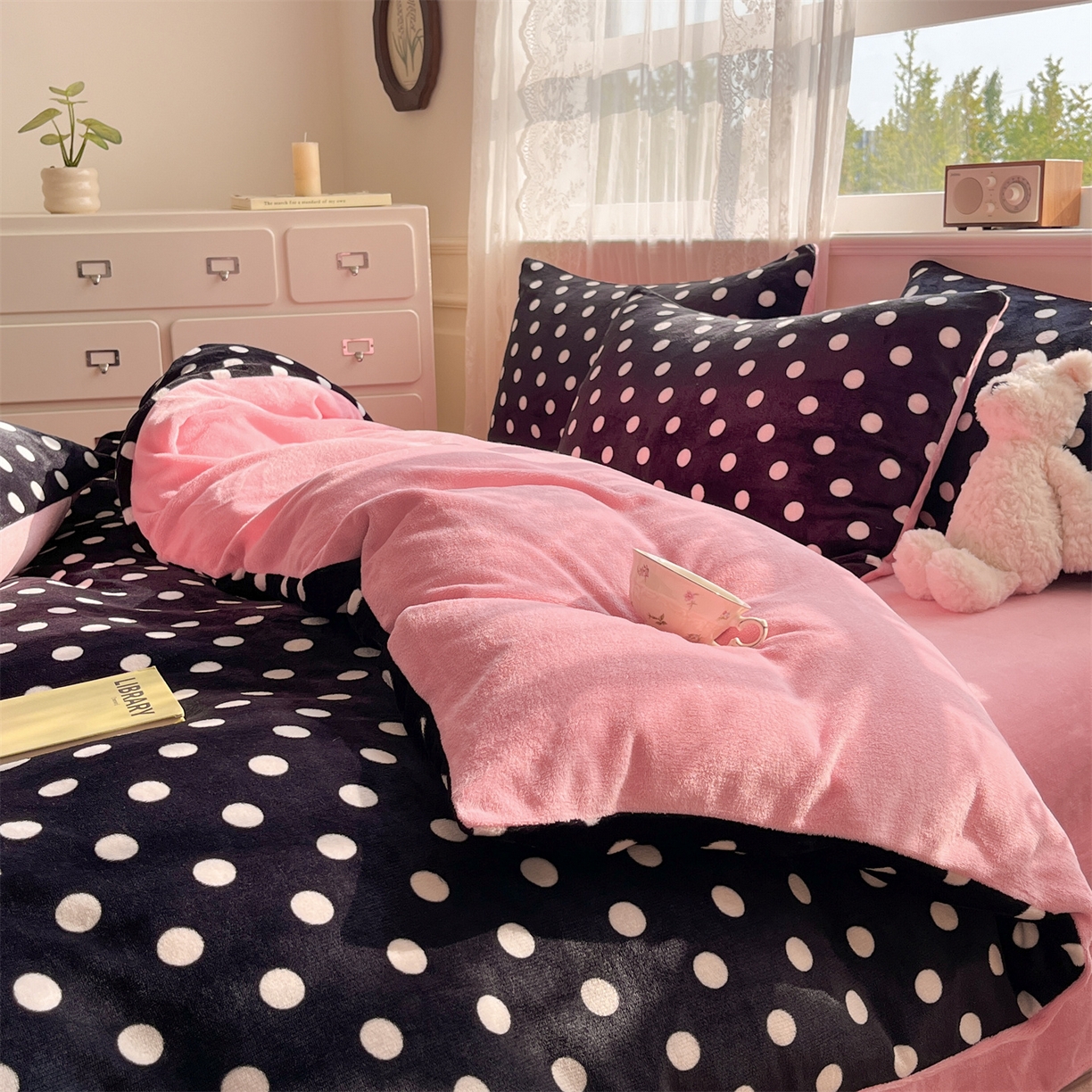 91家纺网 家纺一手货源 找家纺 欧尚家纺 2025新款跑量牛奶绒四件套 黑波点