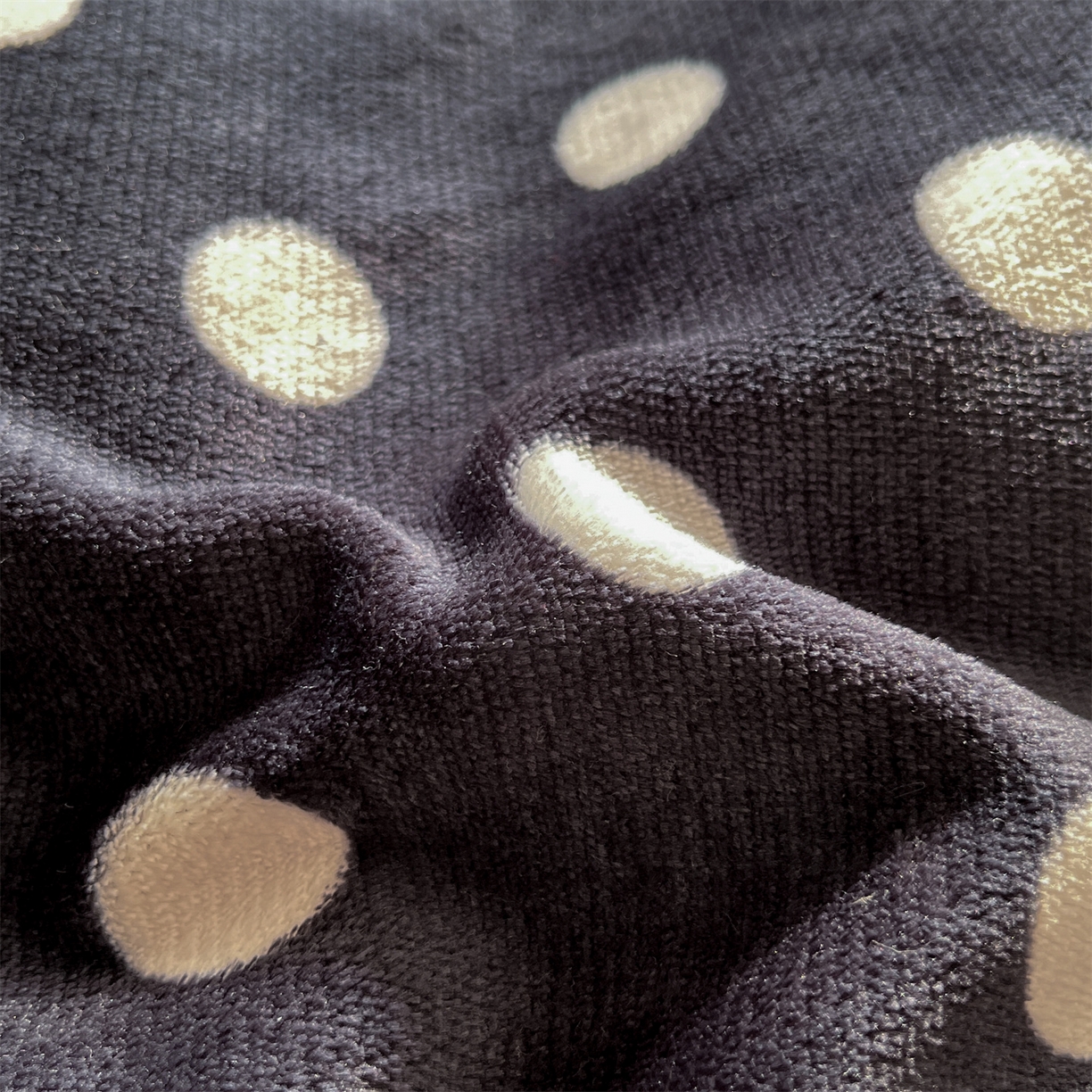 91家纺网 家纺一手货源 找家纺 欧尚家纺 2025新款跑量牛奶绒四件套 黑波点