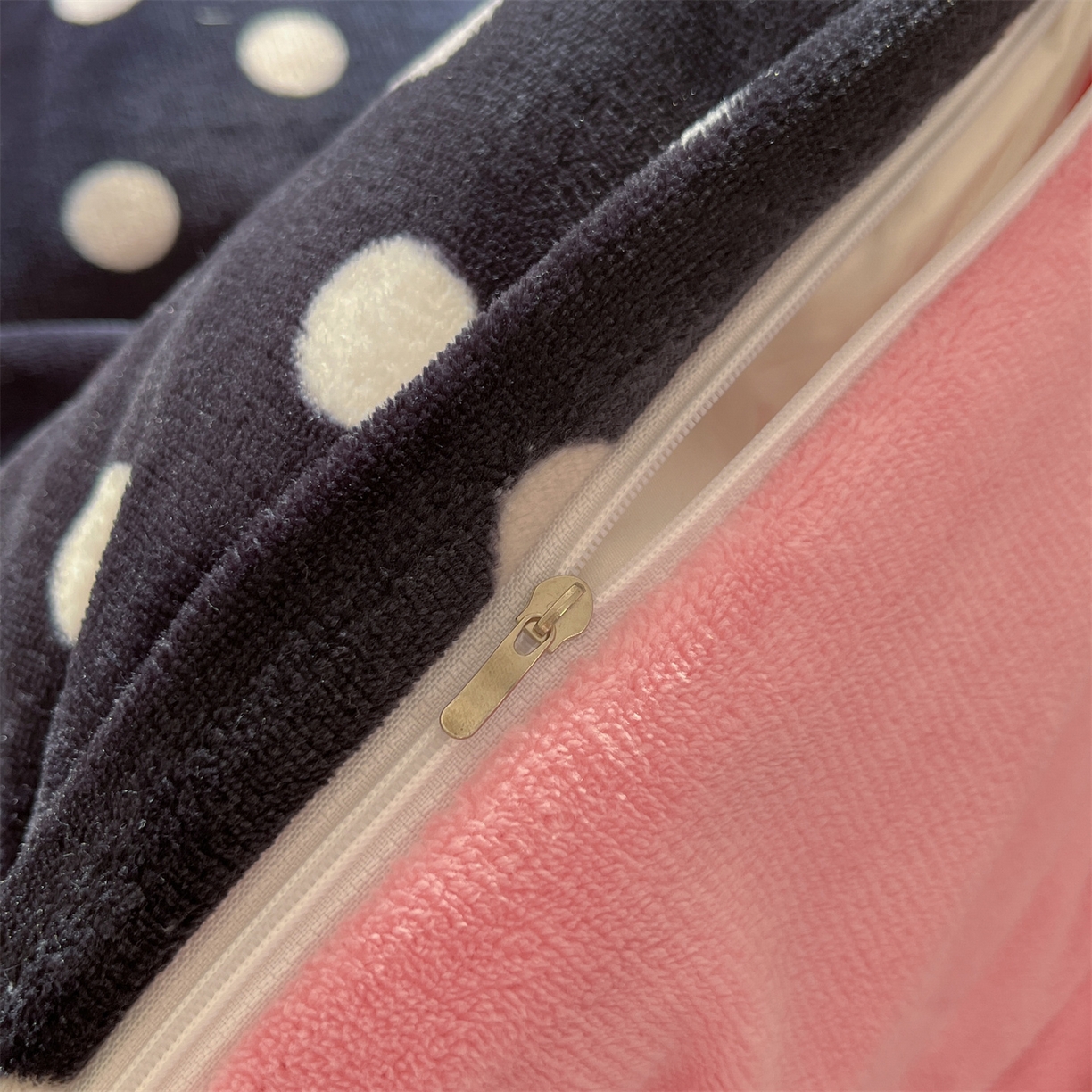 91家纺网 家纺一手货源 找家纺 欧尚家纺 2025新款跑量牛奶绒四件套 黑波点