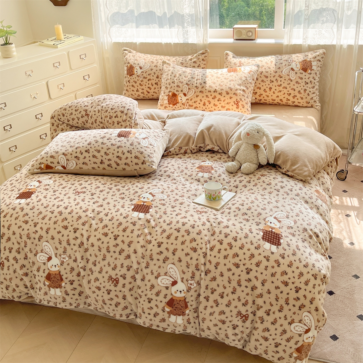 91家纺网 家纺一手货源 找家纺 欧尚家纺 2025新款跑量牛奶绒四件套 田园兔