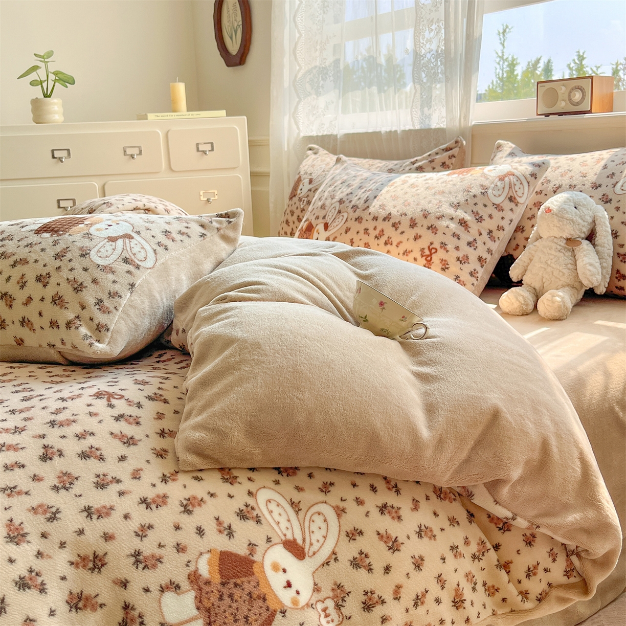 91家纺网 家纺一手货源 找家纺 欧尚家纺 2025新款跑量牛奶绒四件套 田园兔