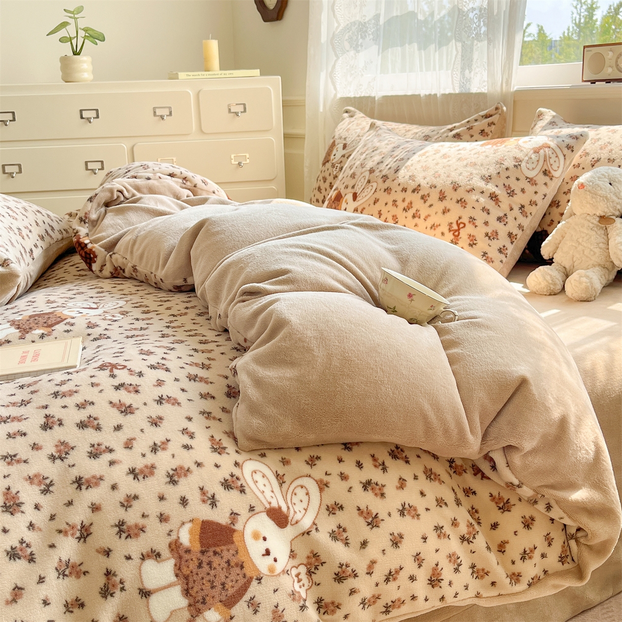 91家纺网 家纺一手货源 找家纺 欧尚家纺 2025新款跑量牛奶绒四件套 田园兔