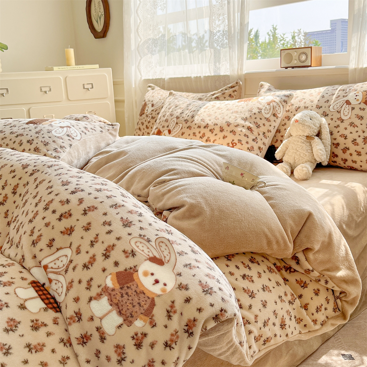 91家纺网 家纺一手货源 找家纺 欧尚家纺 2025新款跑量牛奶绒四件套 田园兔