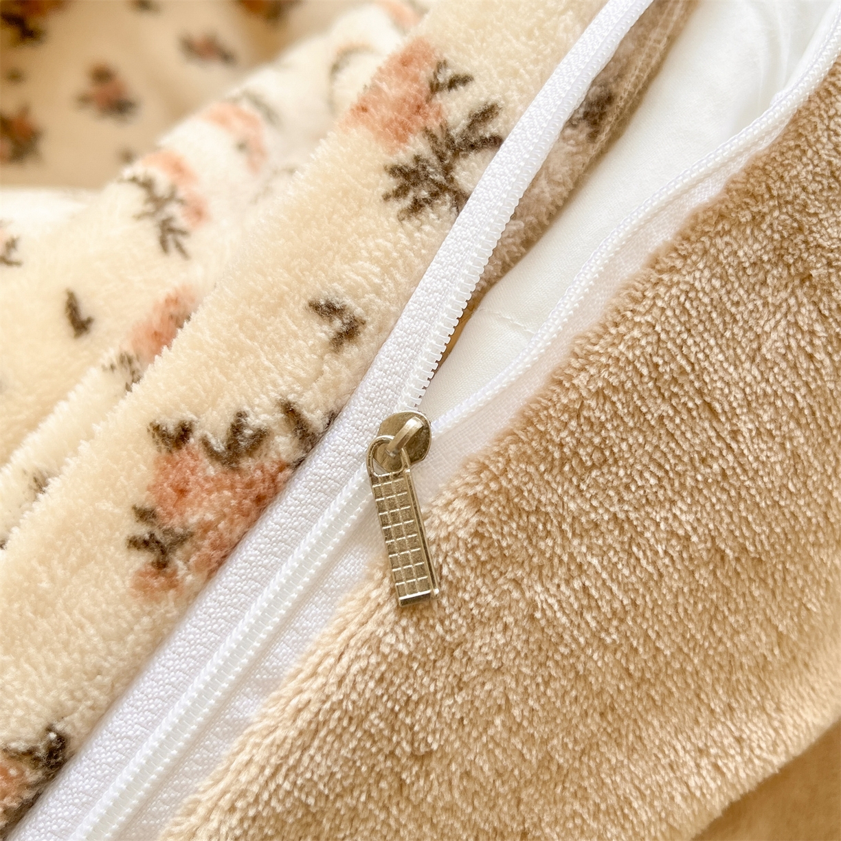 91家纺网 家纺一手货源 找家纺 欧尚家纺 2025新款跑量牛奶绒四件套 田园兔