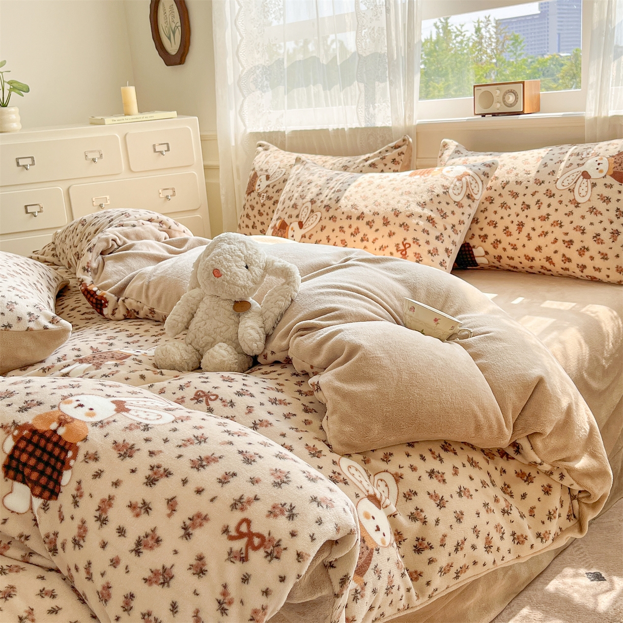 91家纺网 家纺一手货源 找家纺 欧尚家纺 2025新款跑量牛奶绒四件套 田园兔