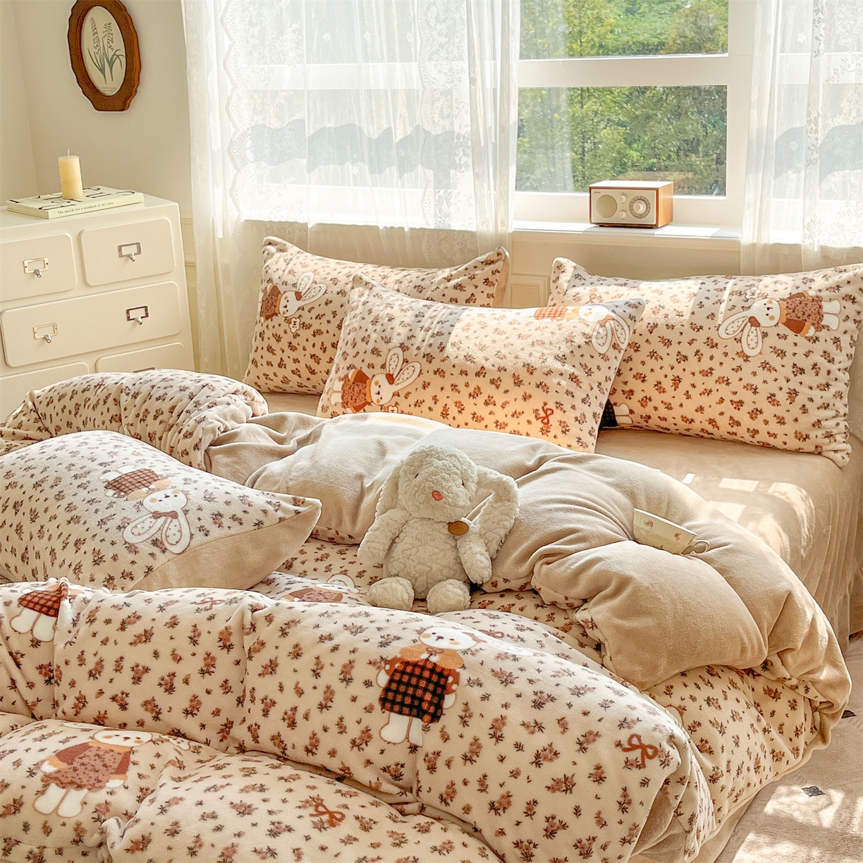 91家纺网 家纺一手货源 找家纺 欧尚家纺 2025新款跑量牛奶绒四件套 田园兔