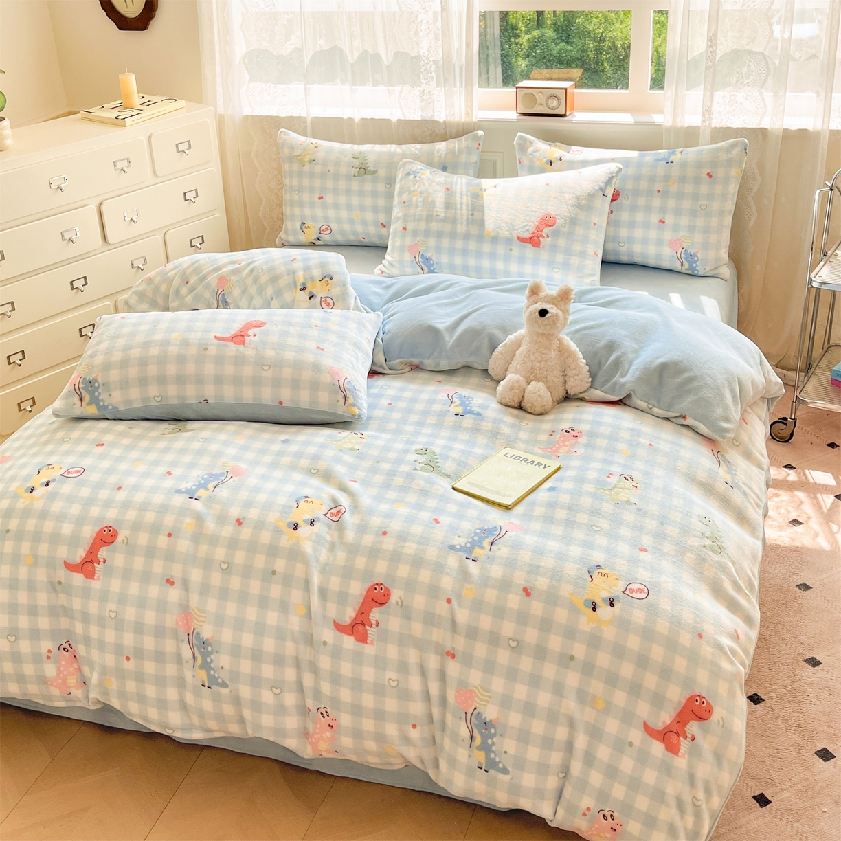 91家纺网 家纺一手货源 找家纺 欧尚家纺 2025新款跑量牛奶绒四件套 小恐龙