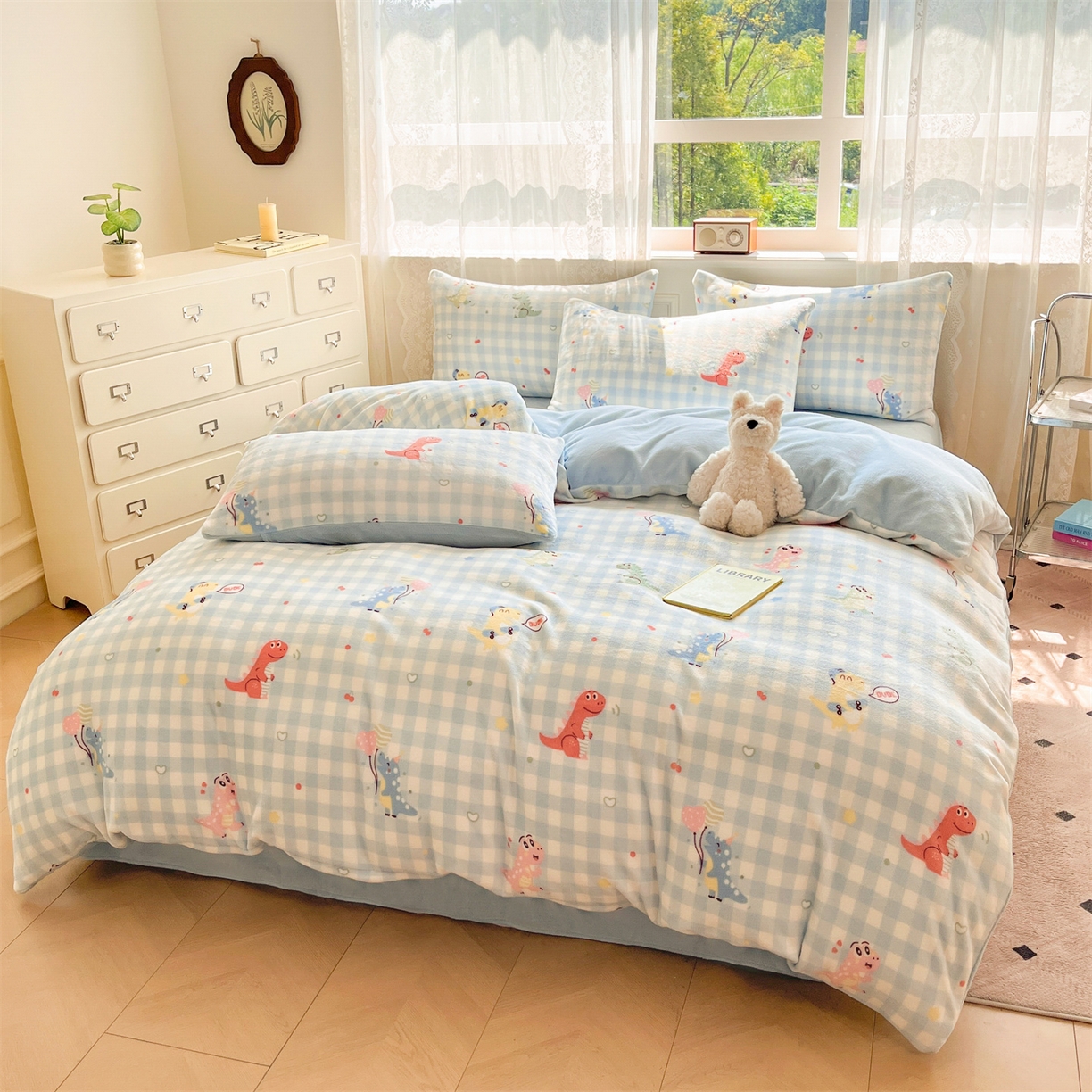 91家纺网 家纺一手货源 找家纺 欧尚家纺 2025新款跑量牛奶绒四件套 小恐龙