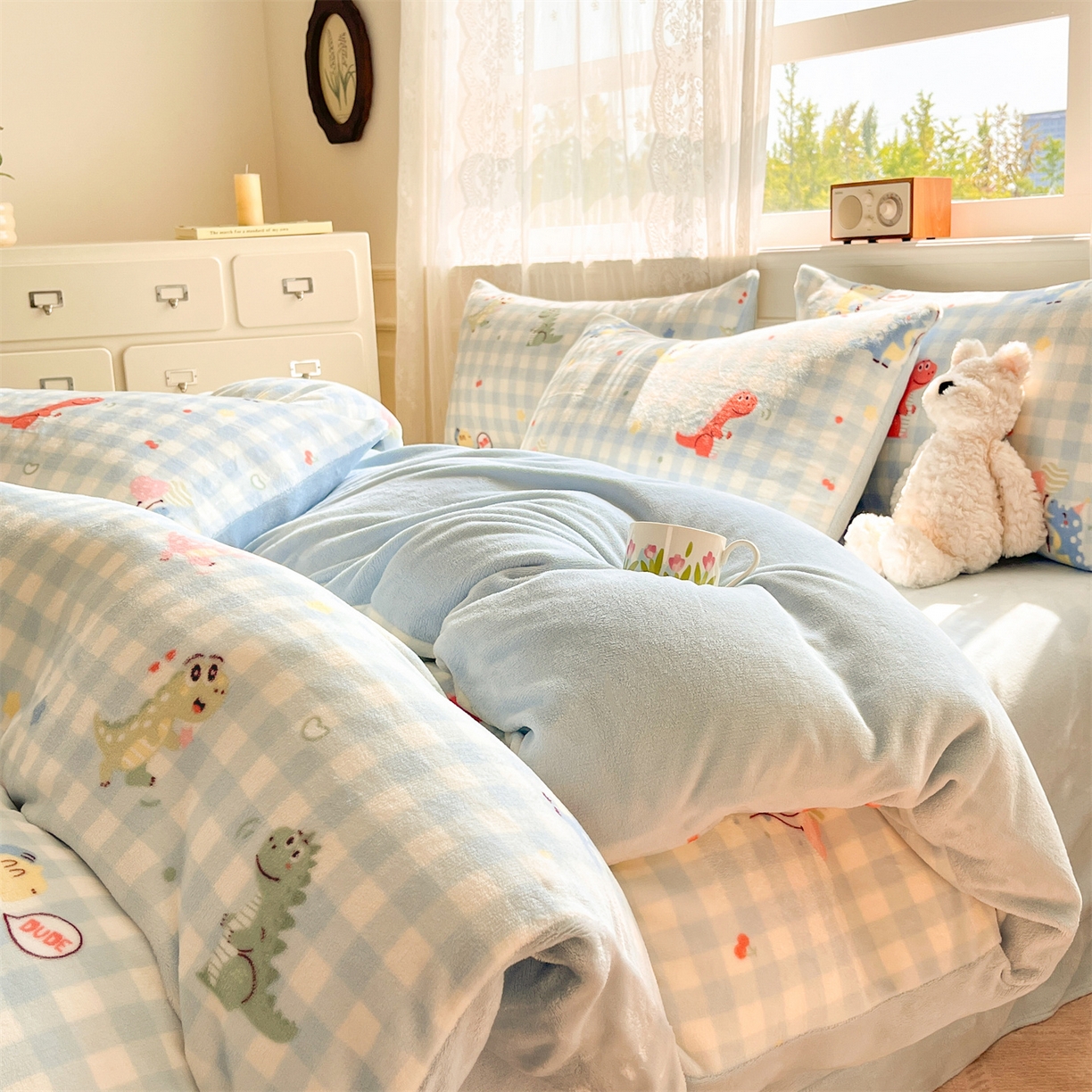 91家纺网 家纺一手货源 找家纺 欧尚家纺 2025新款跑量牛奶绒四件套 小恐龙