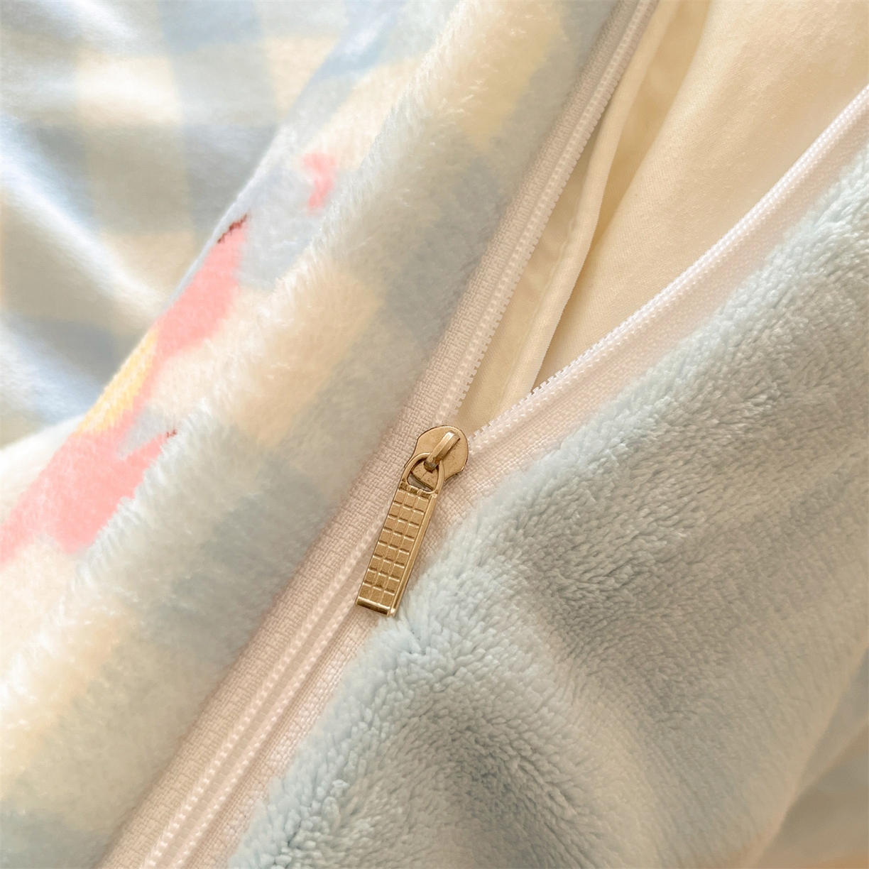 91家纺网 家纺一手货源 找家纺 欧尚家纺 2025新款跑量牛奶绒四件套 小恐龙