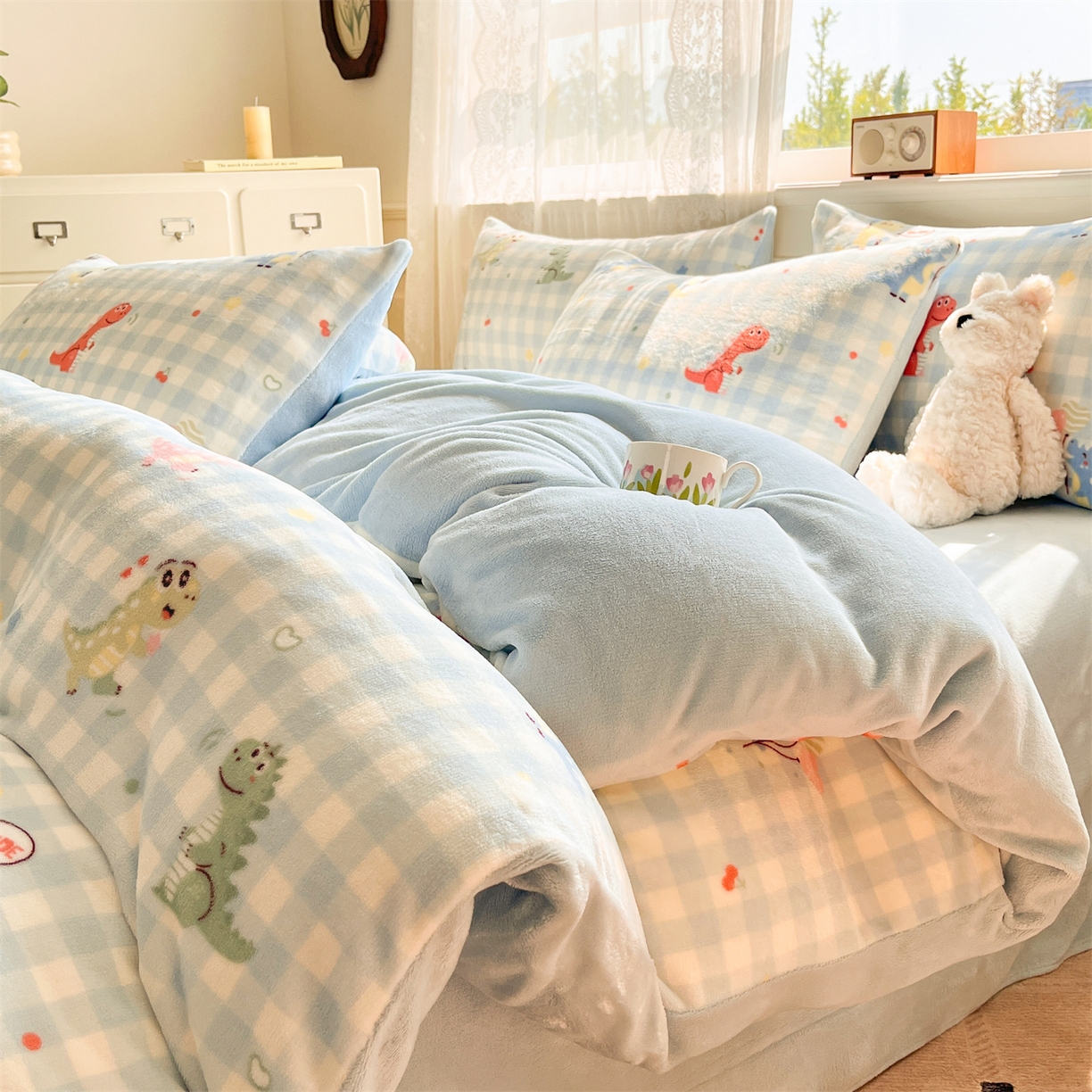 91家纺网 家纺一手货源 找家纺 欧尚家纺 2025新款跑量牛奶绒四件套 小恐龙