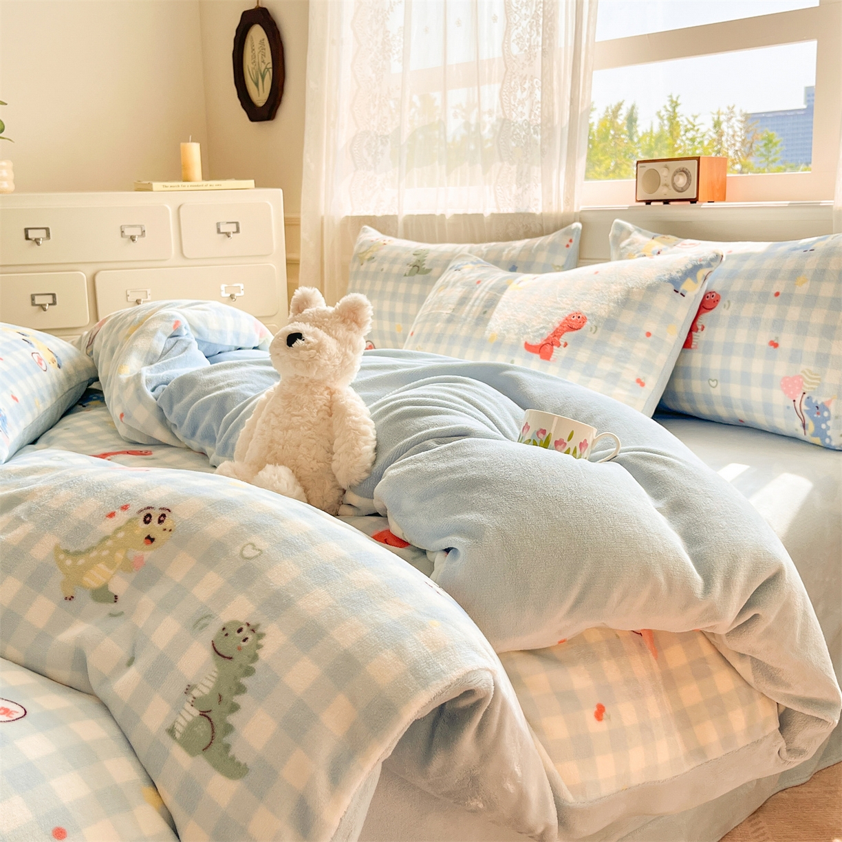 91家纺网 家纺一手货源 找家纺 欧尚家纺 2025新款跑量牛奶绒四件套 小恐龙