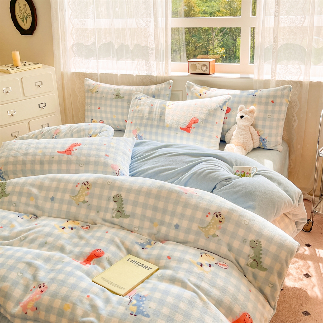 91家纺网 家纺一手货源 找家纺 欧尚家纺 2025新款跑量牛奶绒四件套 小恐龙