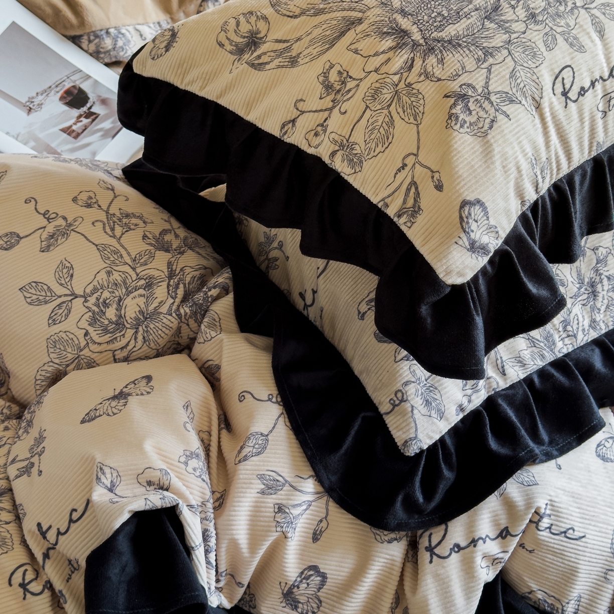 91家纺网 家纺一手货源 找家纺 启发 2025新款法式赫本风灯芯绒印花四件套 法式庄园