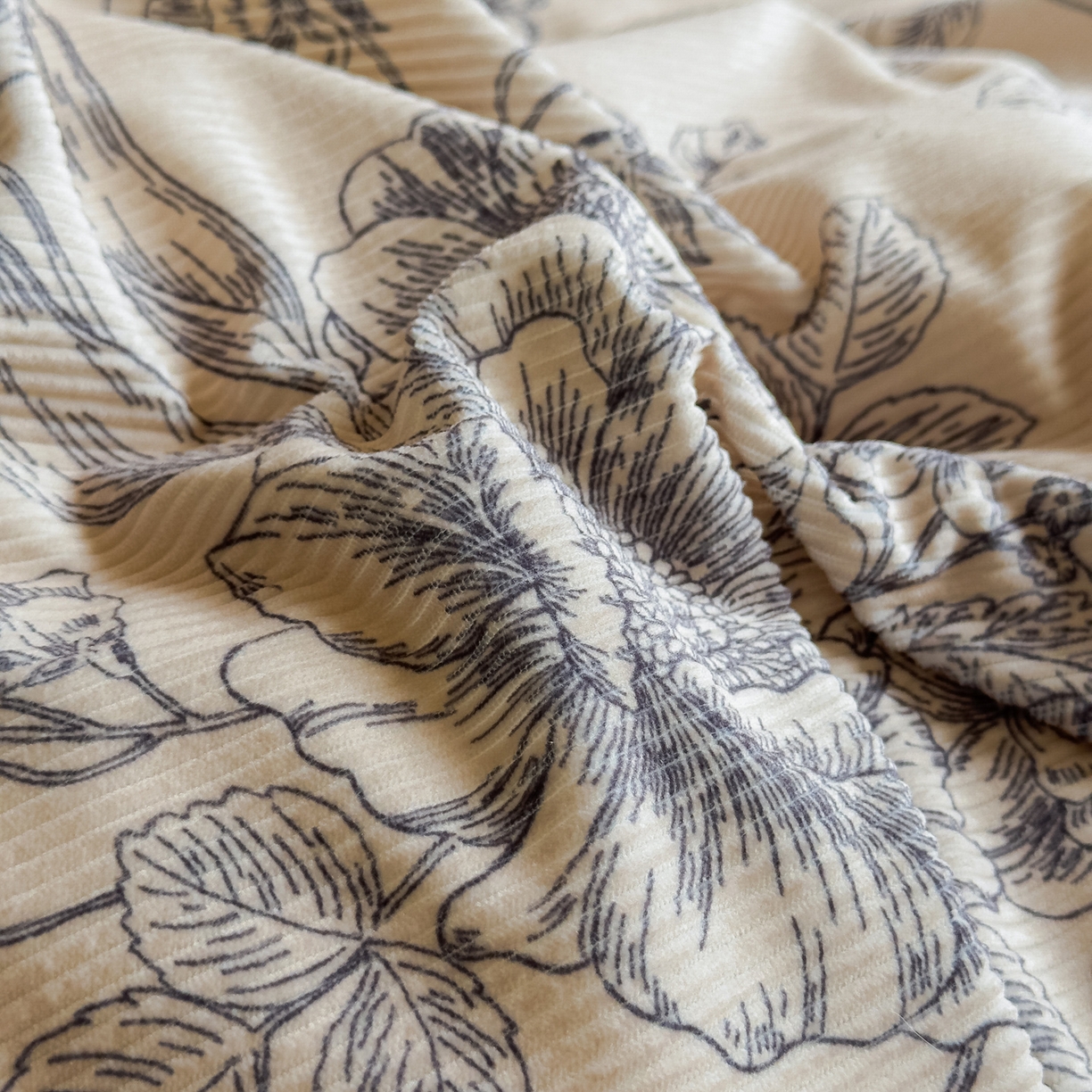 91家纺网 家纺一手货源 找家纺 启发 2025新款法式赫本风灯芯绒印花四件套 法式庄园