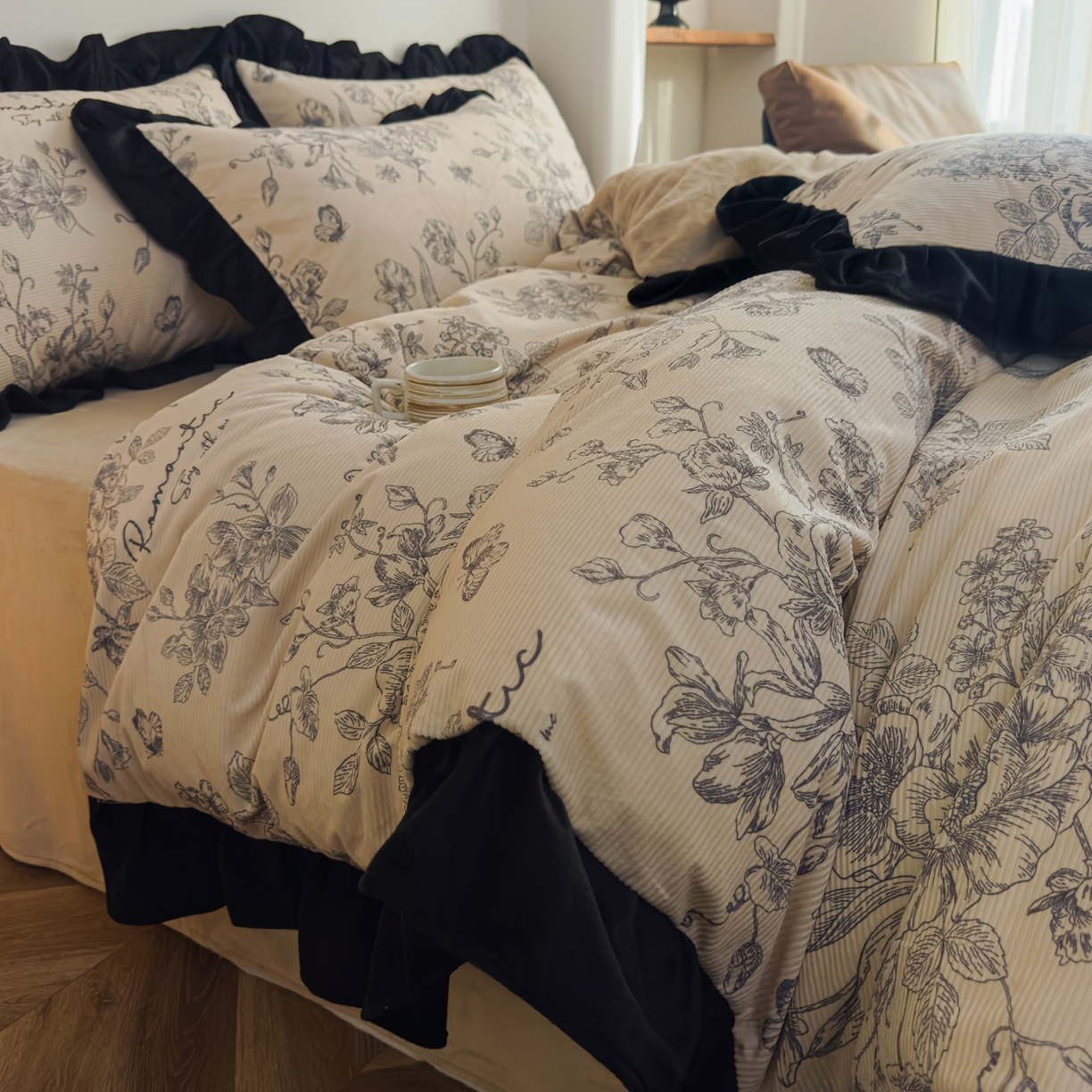 91家纺网 家纺一手货源 找家纺 启发 2025新款法式赫本风灯芯绒印花四件套 法式庄园