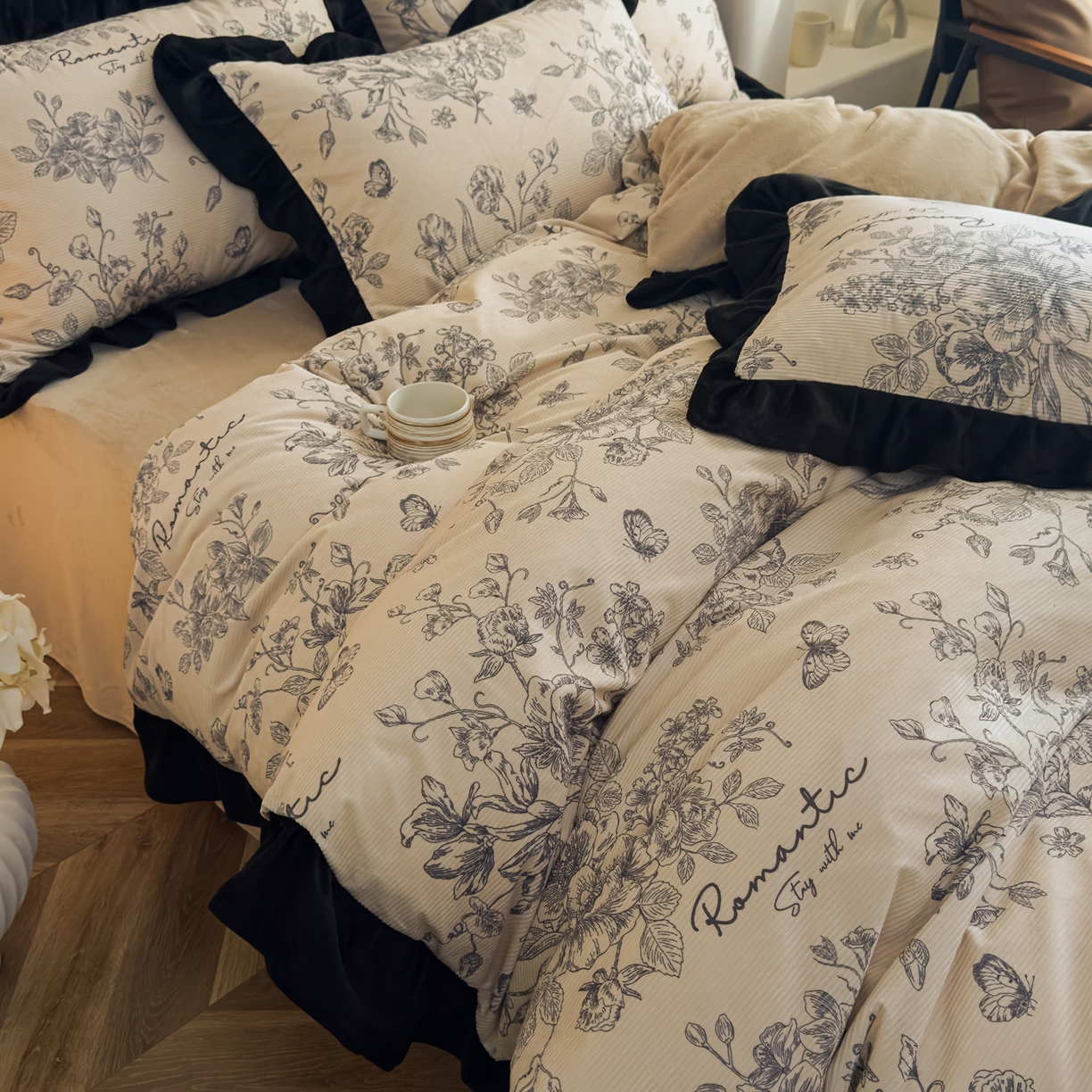 91家纺网 家纺一手货源 找家纺 启发 2025新款法式赫本风灯芯绒印花四件套 法式庄园