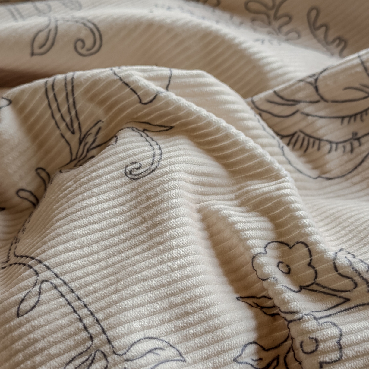 91家纺网 家纺一手货源 找家纺 启发 2025新款法式赫本风灯芯绒印花四件套 繁花