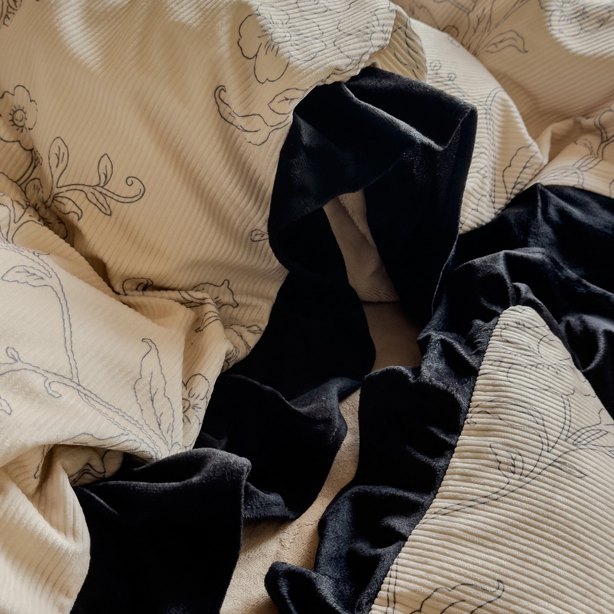 91家纺网 家纺一手货源 找家纺 启发 2025新款法式赫本风灯芯绒印花四件套 繁花