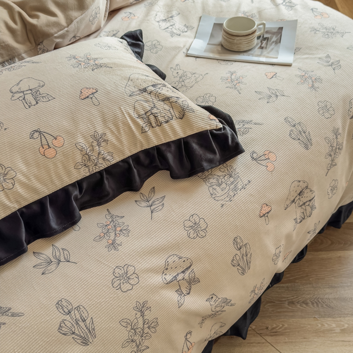 91家纺网 家纺一手货源 找家纺 启发 2025新款法式赫本风灯芯绒印花四件套 蘑菇小兔