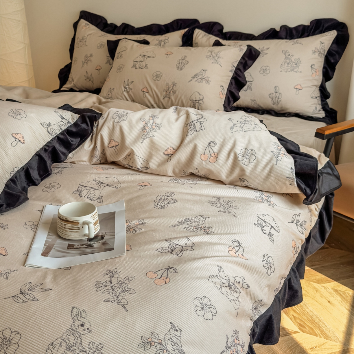 91家纺网 家纺一手货源 找家纺 启发 2025新款法式赫本风灯芯绒印花四件套 蘑菇小兔