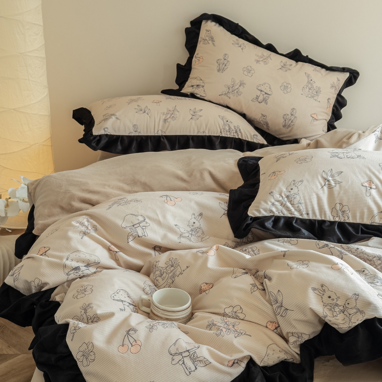 91家纺网 家纺一手货源 找家纺 启发 2025新款法式赫本风灯芯绒印花四件套 蘑菇小兔