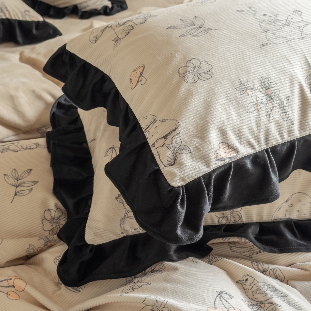 91家纺网 家纺一手货源 找家纺 启发 2025新款法式赫本风灯芯绒印花四件套 蘑菇小兔