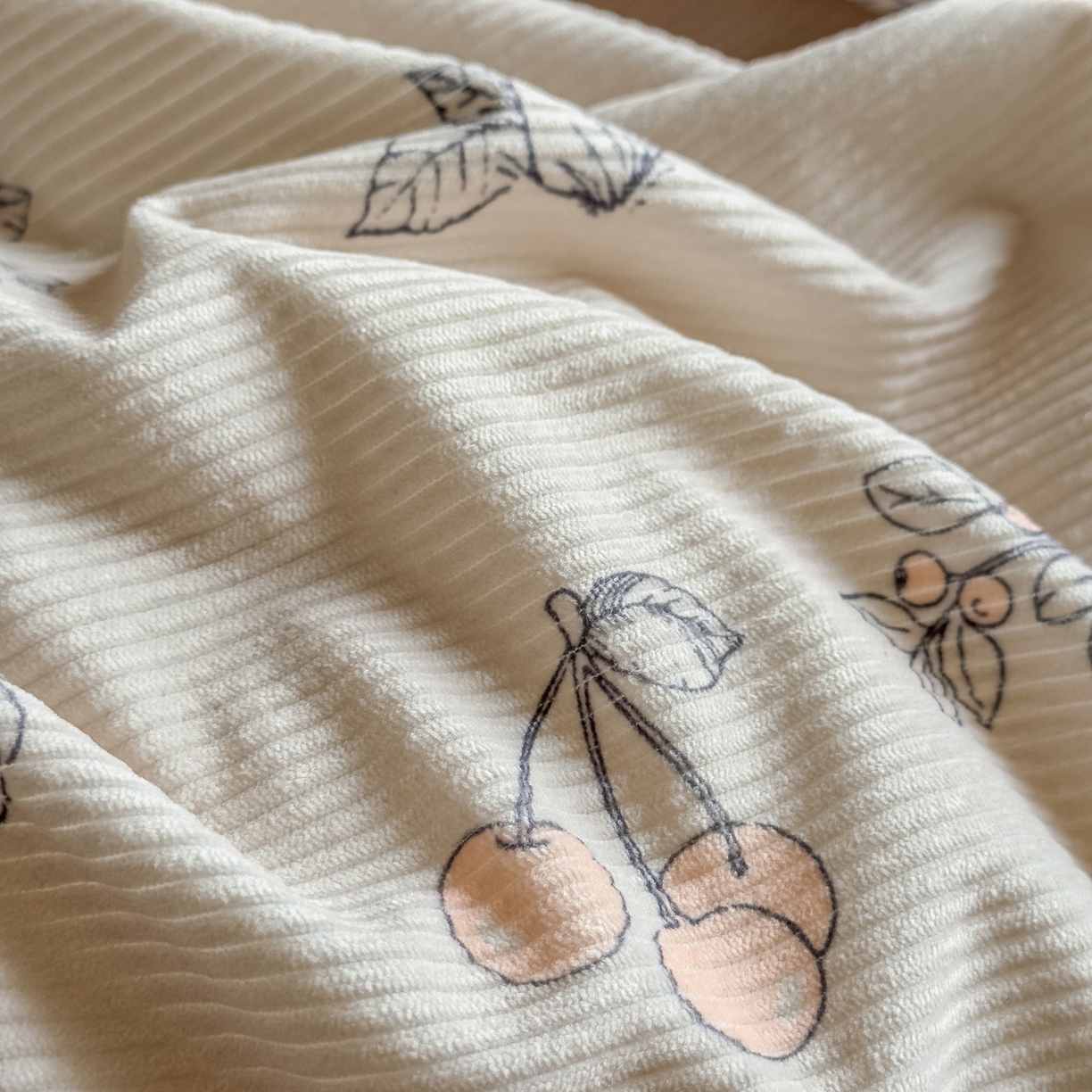 91家纺网 家纺一手货源 找家纺 启发 2025新款法式赫本风灯芯绒印花四件套 蘑菇小兔