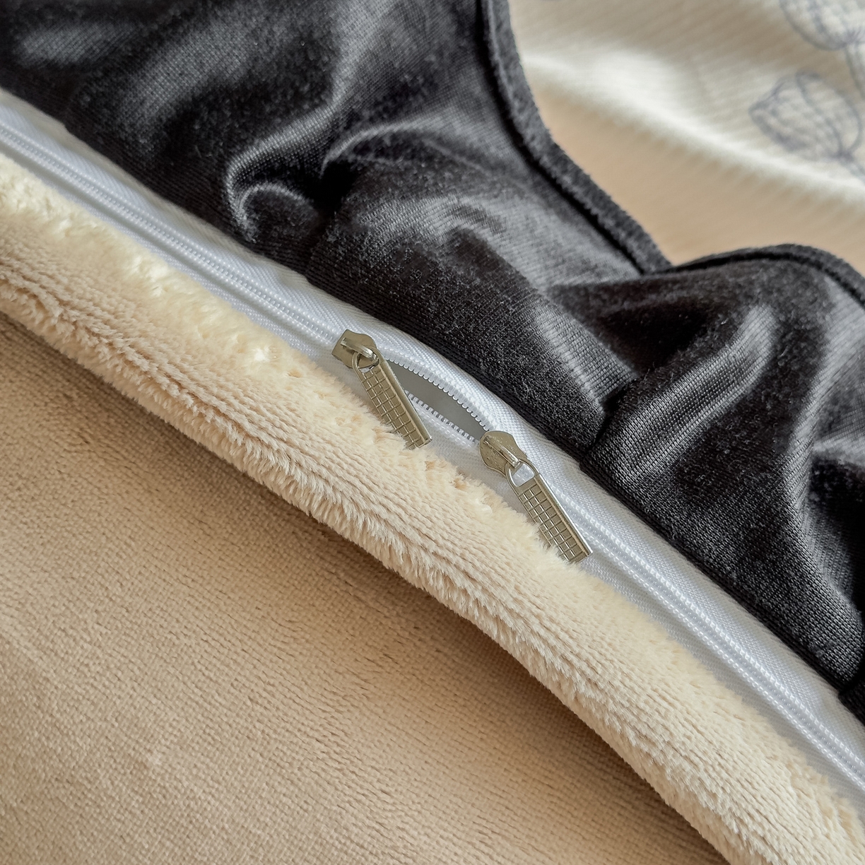 91家纺网 家纺一手货源 找家纺 启发 2025新款法式赫本风灯芯绒印花四件套 蘑菇小兔