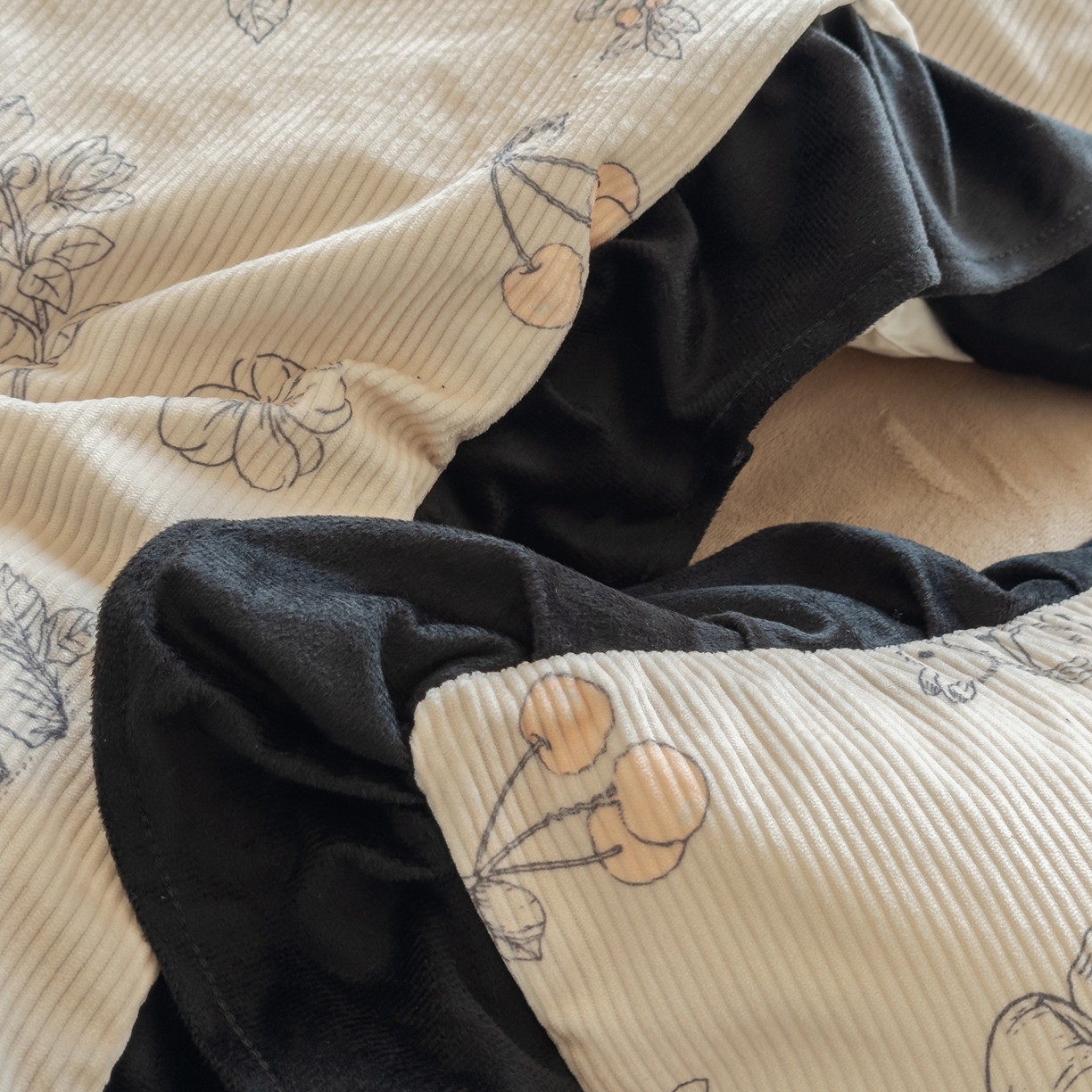 91家纺网 家纺一手货源 找家纺 启发 2025新款法式赫本风灯芯绒印花四件套 蘑菇小兔