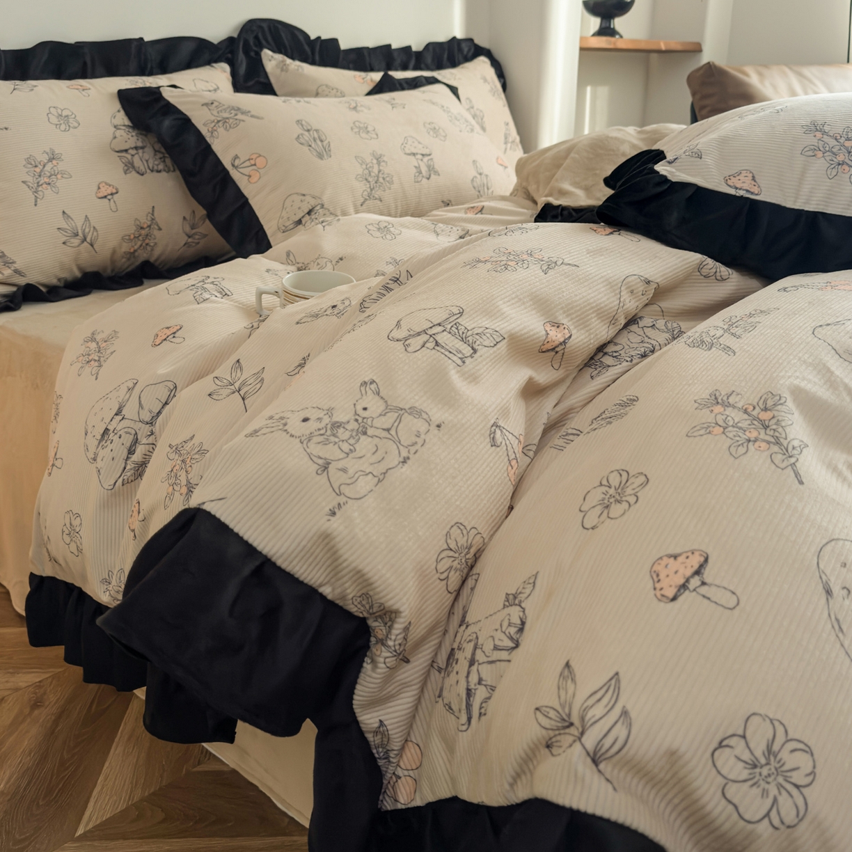 91家纺网 家纺一手货源 找家纺 启发 2025新款法式赫本风灯芯绒印花四件套 蘑菇小兔