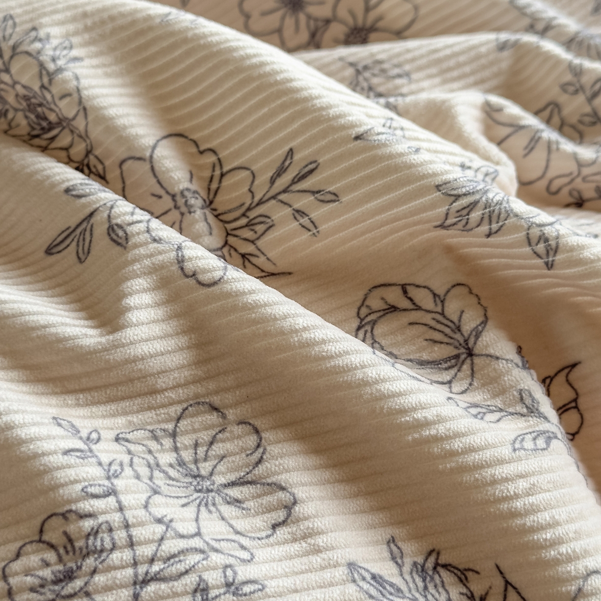 91家纺网 家纺一手货源 找家纺 启发 2025新款法式赫本风灯芯绒印花四件套 莫奈花园