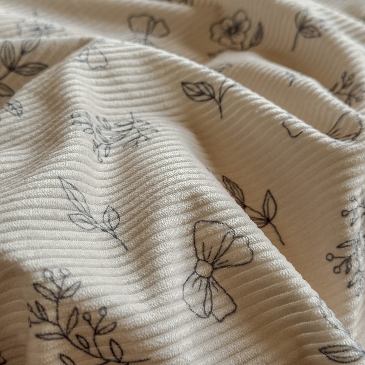 91家纺网 家纺一手货源 找家纺 启发 2025新款法式赫本风灯芯绒印花四件套 森系小花